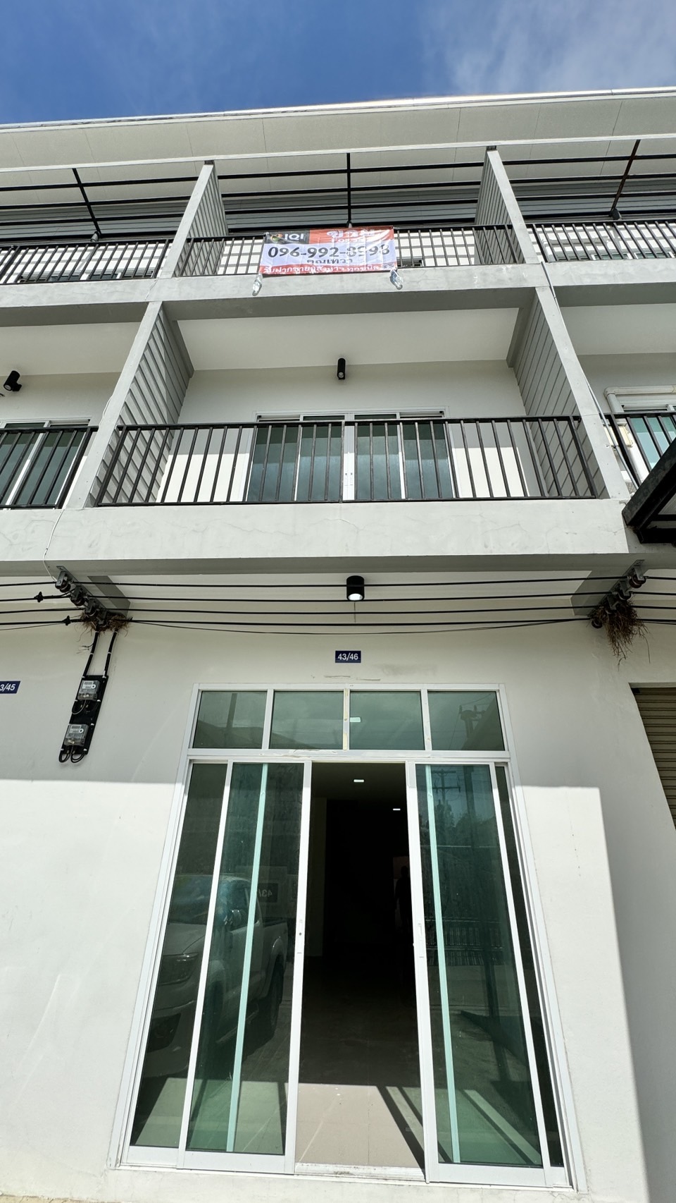 ให้เช่า/ขายอาคารพาณิชย์ตึกใหม่ (ไม่เคยอยู่) 3 ชั้น สไตล์ทาวน์โฮม ลำลูกกาคลอง 4 รังสิต ปทุมธานี ตัวอาคารเย็นสบาย - ขนาด 22.3 ตร.วา กว้าง 4 เมตร ลึก 18 เมตร - 4 ห้องนอน 3 ห้องน้ำ