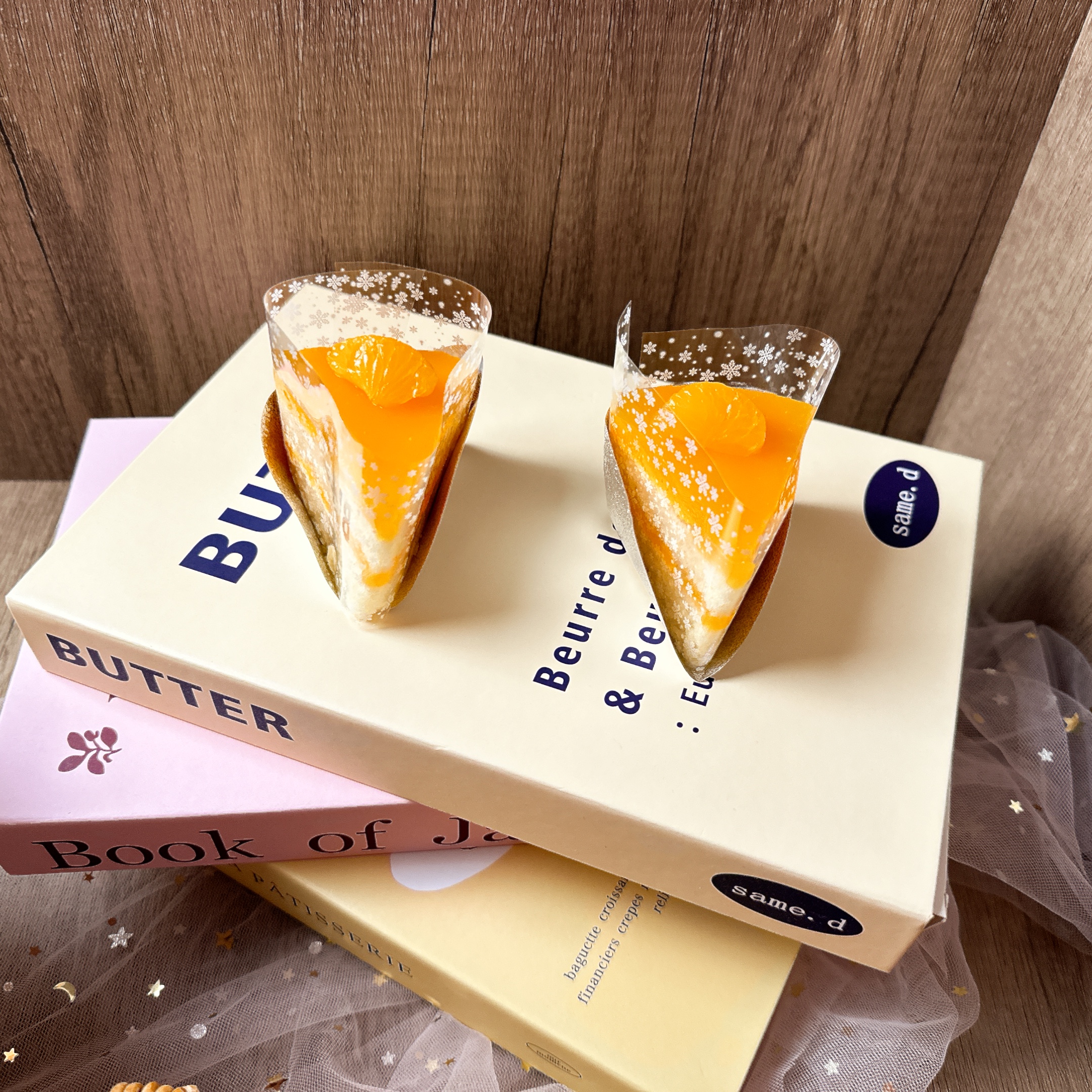 เค้กส้มหน้านิ่ม เนื้อนุ่มมาก ราดด้วยซอสส้มหวานกำลังดี พร้อมตกแต่งด้วยกลีบส้มหวานๆ