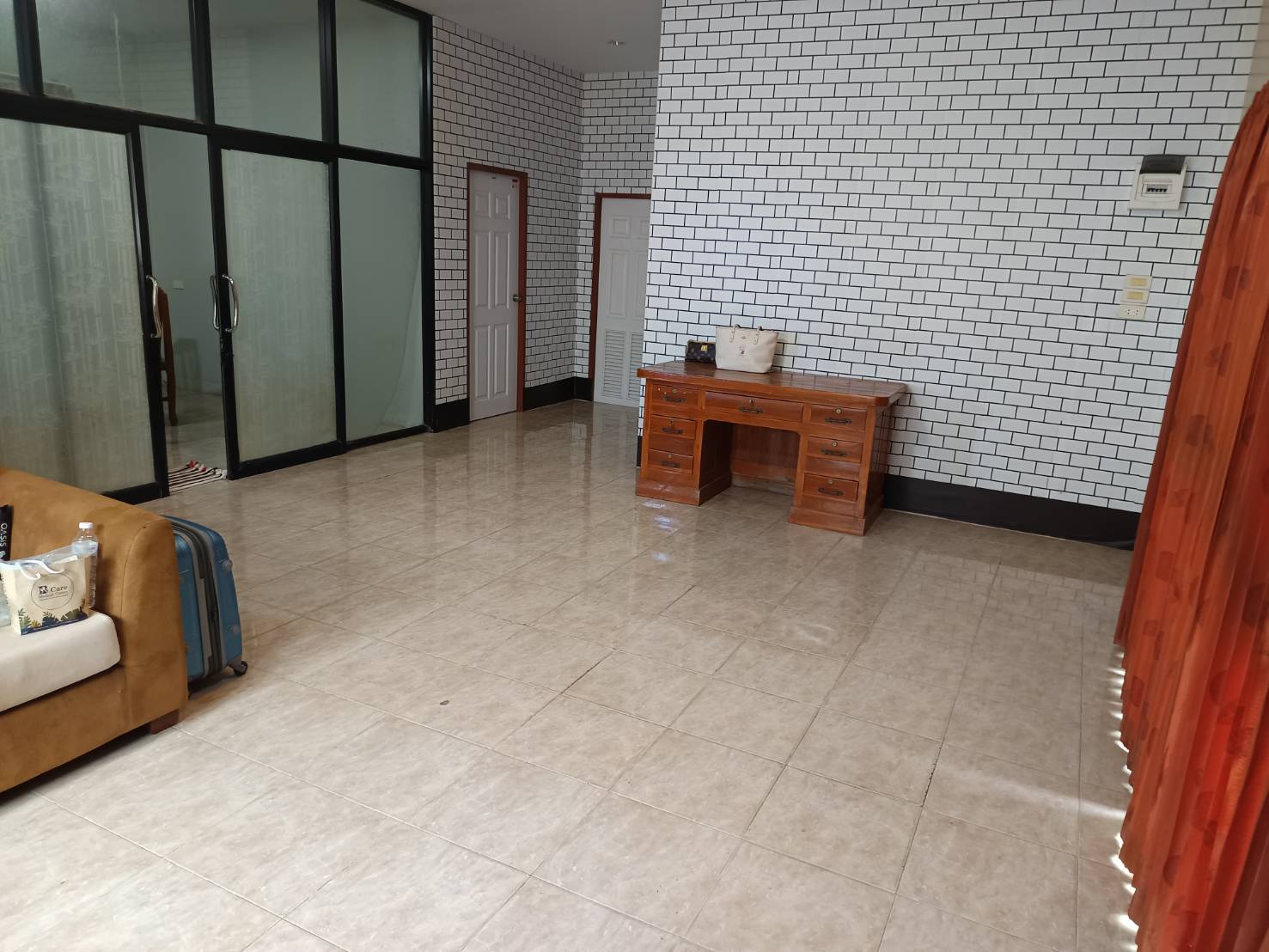 ขายบ้านเดี่ยว พฤกษาแลนด์ หนองชาก บ้านบึง ชลบุรี ราคาดีที่สุดในย่านนี้! เพียง 2.99 ล้านบาท บนพื้นที่กว้างขวางถึง 93.4 ตร.ว. ขนาด 2 ห้องนอน 2 ห้องน้ำ พร้อมห้องครัว ห้องทานข้าว และห้องรับแขก แถมเฟอร์นิเจอร์และแอร์ 2 เครื่อง จอดรถสบายๆ ได้ถึง 7 คัน! (ในบ้าน 4