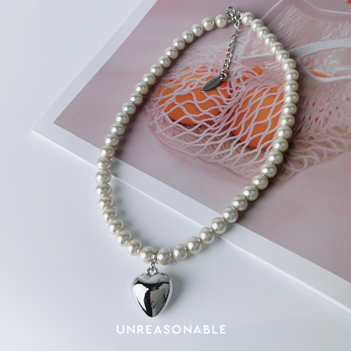 สร้อยคอมุกแก้วสีนูด 6 mm. จี้หัวใจสีเงิน UA1008-01 Unreasonable Accessories