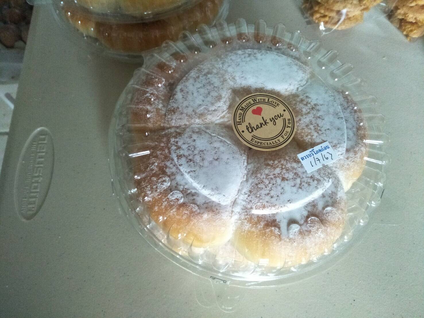 ขนมปังเนยสดแพรูปดอกไม้ หอมเนยสด นุ่ม โรยตกแต่งหน้าด้วยไอซซิ่ง โกโก้ หรือเนยน้ำตาล เลือกได้ค่ะ