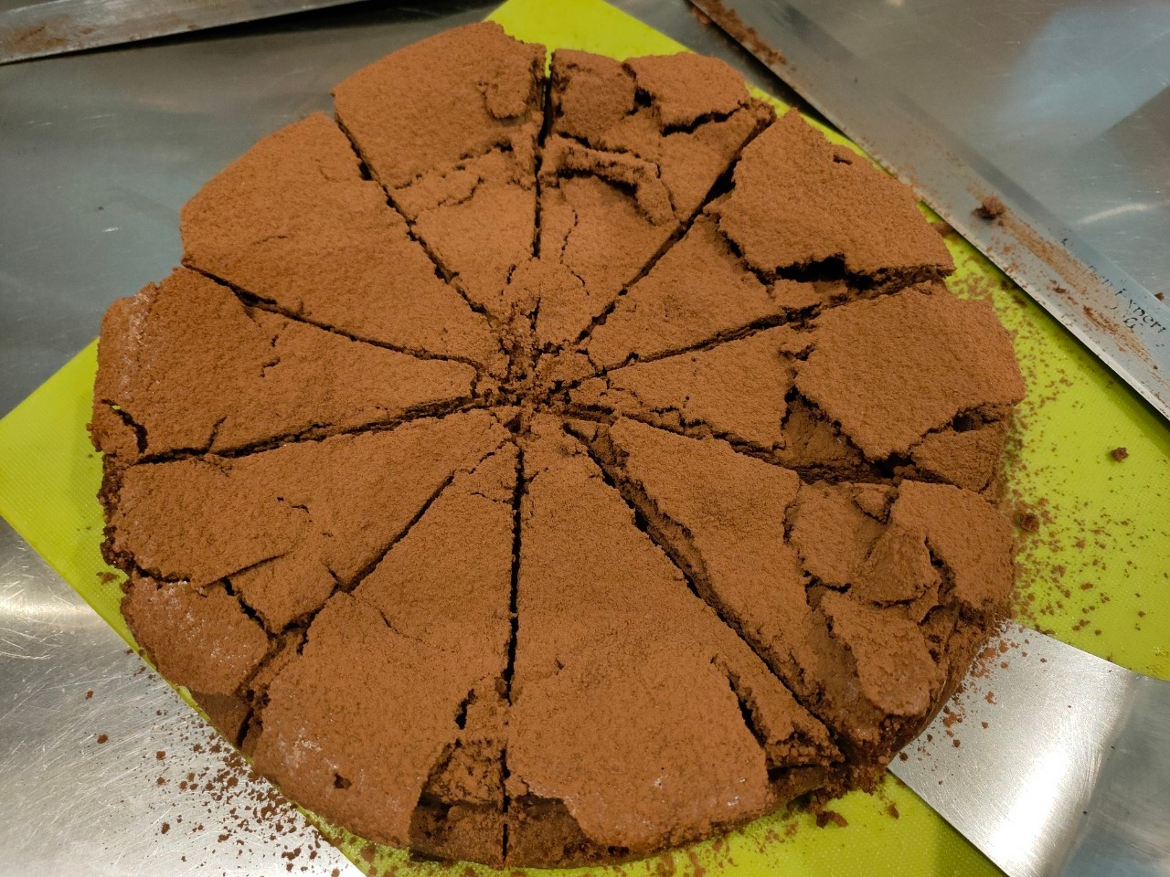 เค้กชอคโกแลตไร้แป้ง ทำจากชอคโกแลตแท้เข้มข้น มีส่วนผสมของเนยแท้ หอมอร่อย