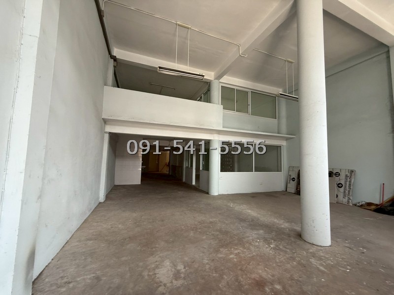 ขายตึกแถว 2 คูหา 3 ชั้นครึ่ง พร้อมดาดฟ้า ซอยท่าข้าม 28/1 ตึกหัวมุม เนื้อที่หลังละ 20 ตรว ใกล้เซ็นทรัล พระราม 2