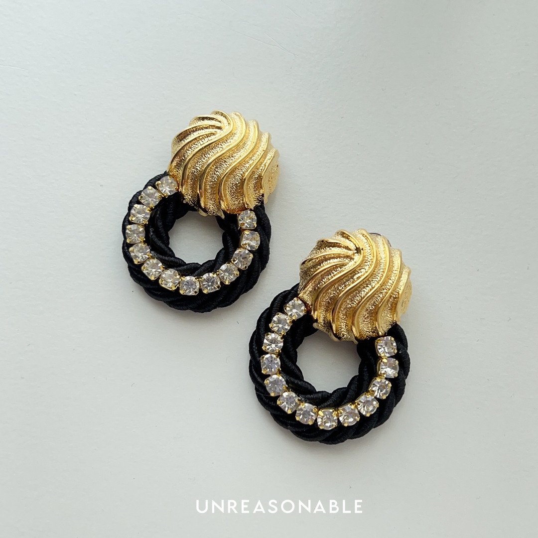 ต่างหูสีทอง+เชือกสีดำ ต่างหูคลิป ต่างหูก้านเงินแท้ น้ำหนักเบา UA0947-01 Unreasonable Accessories