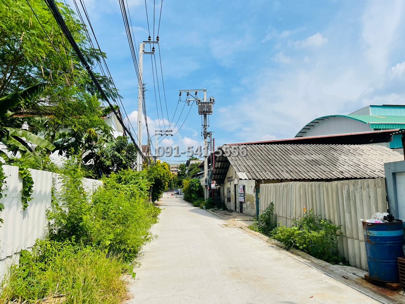 ขายที่ดินรวม 318 ตรว แปลงรูปสีเหลี่ยมผืนผ้า ริมถนนซอยรามอินทรา 5 แยก 3 - 4 ใกล้ Central รามอินทรา