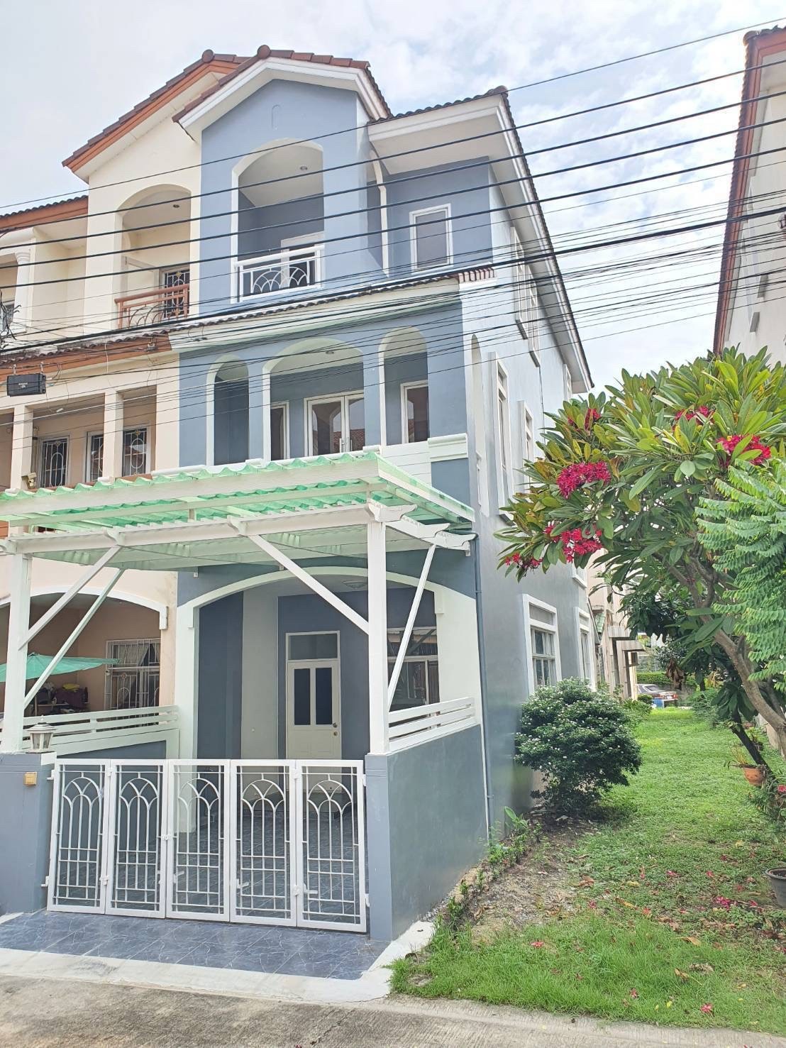 ขายด่วนบ้านเทาวน์โฮม 3ชั้น หมู่บ้านเดอะ บาลโคนี่ โฮม (The Balcony Home)หลังมุม เยื้องสวนหลวงร.9 (N.1371)