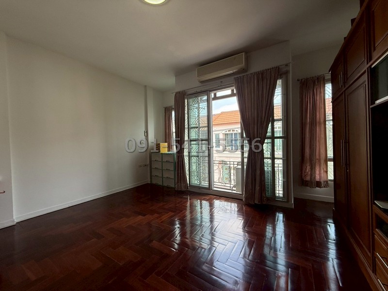 ขายทาวน์โฮม 3 ชั้นเล่นระดับ พื้นที่ 21.2 ตรว 3นอน 4น้ำ บ้านกลางเมือง โชคชัย 4 เฟอร์นิเจอร์ built-in