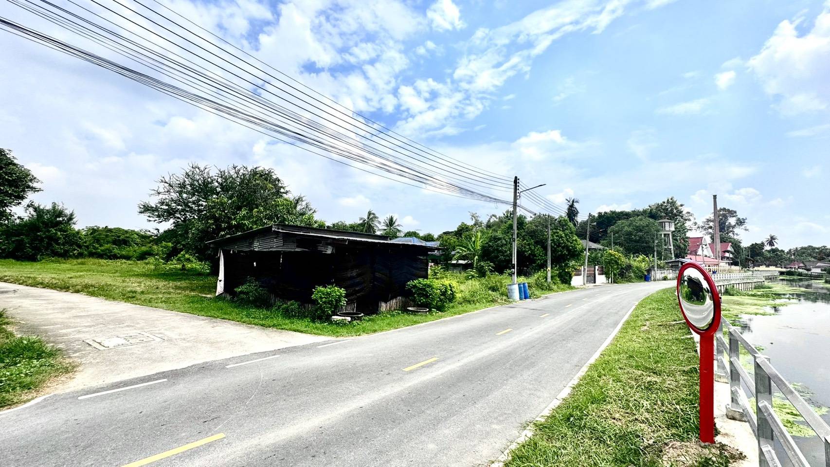 ขายที่ดิน ราชบุรี แปลงใหญ่ สำหรับสร้างหมู่บ้าน พื้นที่รวมประมาณ 4 ไร่ 3 งาน 39 ตารางวา ทำเลศักยภาพสูง 🚗 จุดเด่นของที่ดิน ✅ ติดถนน 3 ด้าน เข้า-ออกได้หลายทาง ✅ ติดคลองชลประทาน บรรยากาศร่มรื่น ลมดีตลอดปี ✅ รายล้อมด้วย ชุมชน โรงเ