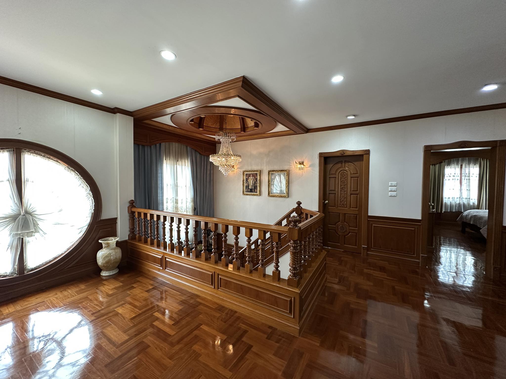 บ้านเดี่ยว ลดาวัลย์ ลากูน รังสิต ปทุมธาณี : Baan Ladawan Lakoon Rangsit คฤหาสน์เศรษฐี รอบล้อมด้วยเลคลากูน บ้านสวยพร้อมอยู่ บิวอินด้วยงานไม้สักทั้งหลัง พื้นที่ใช้สอยกว้างขวาง ตัวบ้านหันหน้าไปทางทิศใต้ ถนนกว้าง หลังบ้านวิวธรรมชาติร่มรื่นเงียบสงบ มีความเป็นส