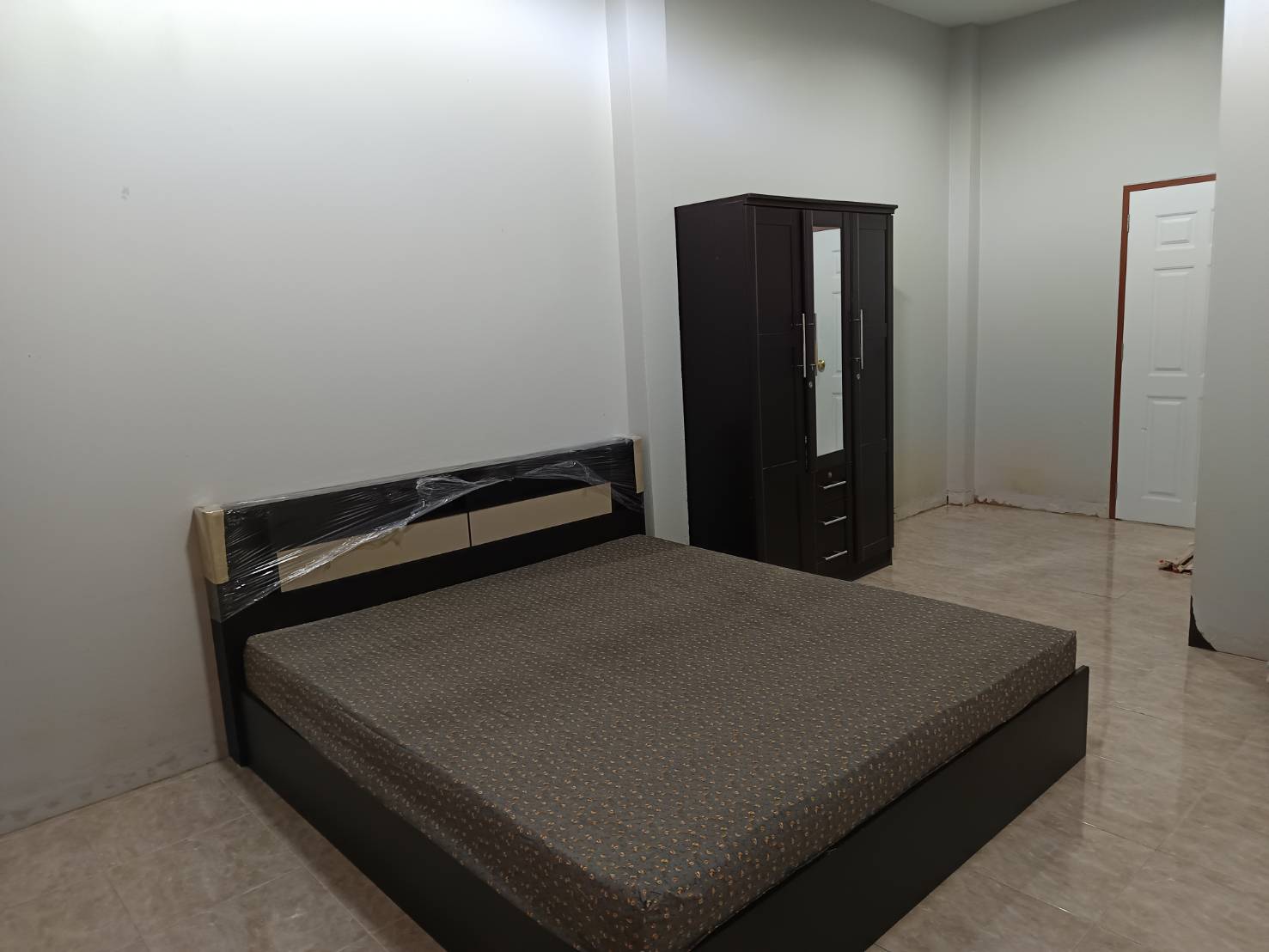 ขายบ้านเดี่ยว พฤกษาแลนด์ หนองชาก บ้านบึง ชลบุรี ราคาดีที่สุดในย่านนี้! เพียง 2.99 ล้านบาท บนพื้นที่กว้างขวางถึง 93.4 ตร.ว. ขนาด 2 ห้องนอน 2 ห้องน้ำ พร้อมห้องครัว ห้องทานข้าว และห้องรับแขก แถมเฟอร์นิเจอร์และแอร์ 2 เครื่อง จอดรถสบายๆ ได้ถึง 7 คัน! (ในบ้าน 4