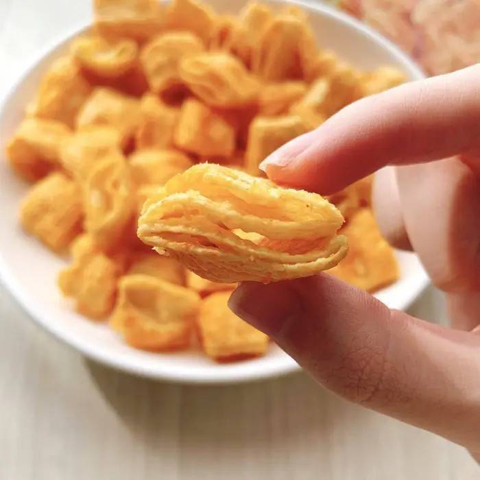 ขนมชีสพายกรอบ SAKU SAKU CHEESE CORN SNACKS