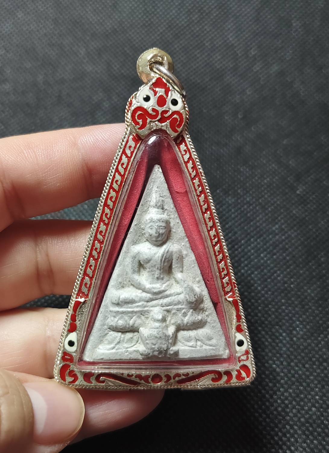 พระนางพญาสะดุ้งกลับ หลังจิ้งจก 2 หาง มหาเสน่ห์ ครูบาพิรุณ สิริจันโท วัดชัยมงคล จ.เชียงใหม่ (ใส่กรอบเงินลงยา พร้อมใช้)