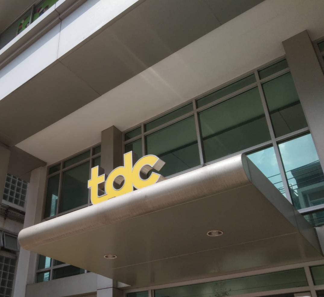 ป้ายอักษรtdc อักษรไฟออกหน้า ขอบสแตนเลสแฮร์ไลน์