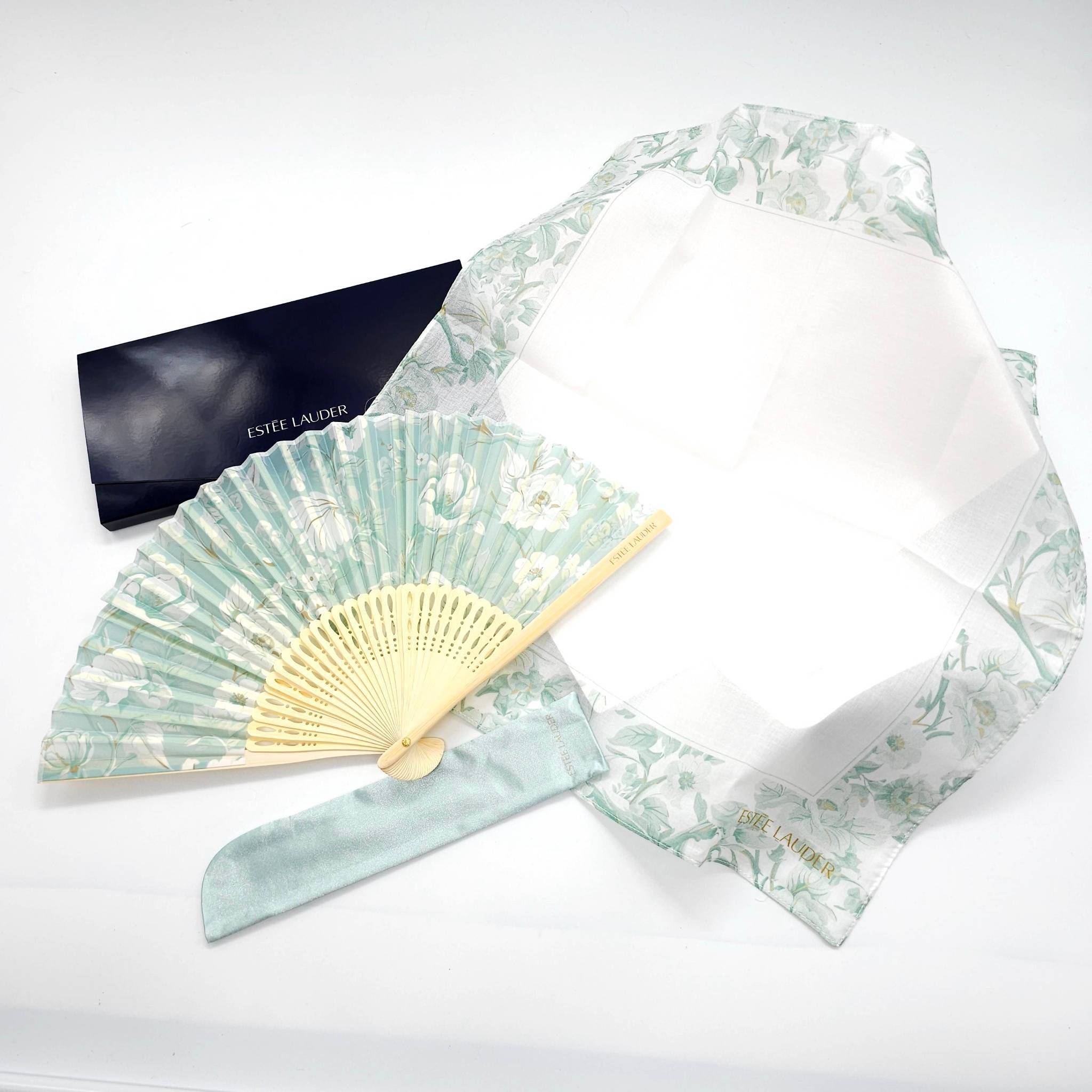 เซตพร้อมผ้าเช็ดหน้า,พัด,และปลอกเก็บ เซตของขวัญวันแม่ จาก Estee Lauder Japan
