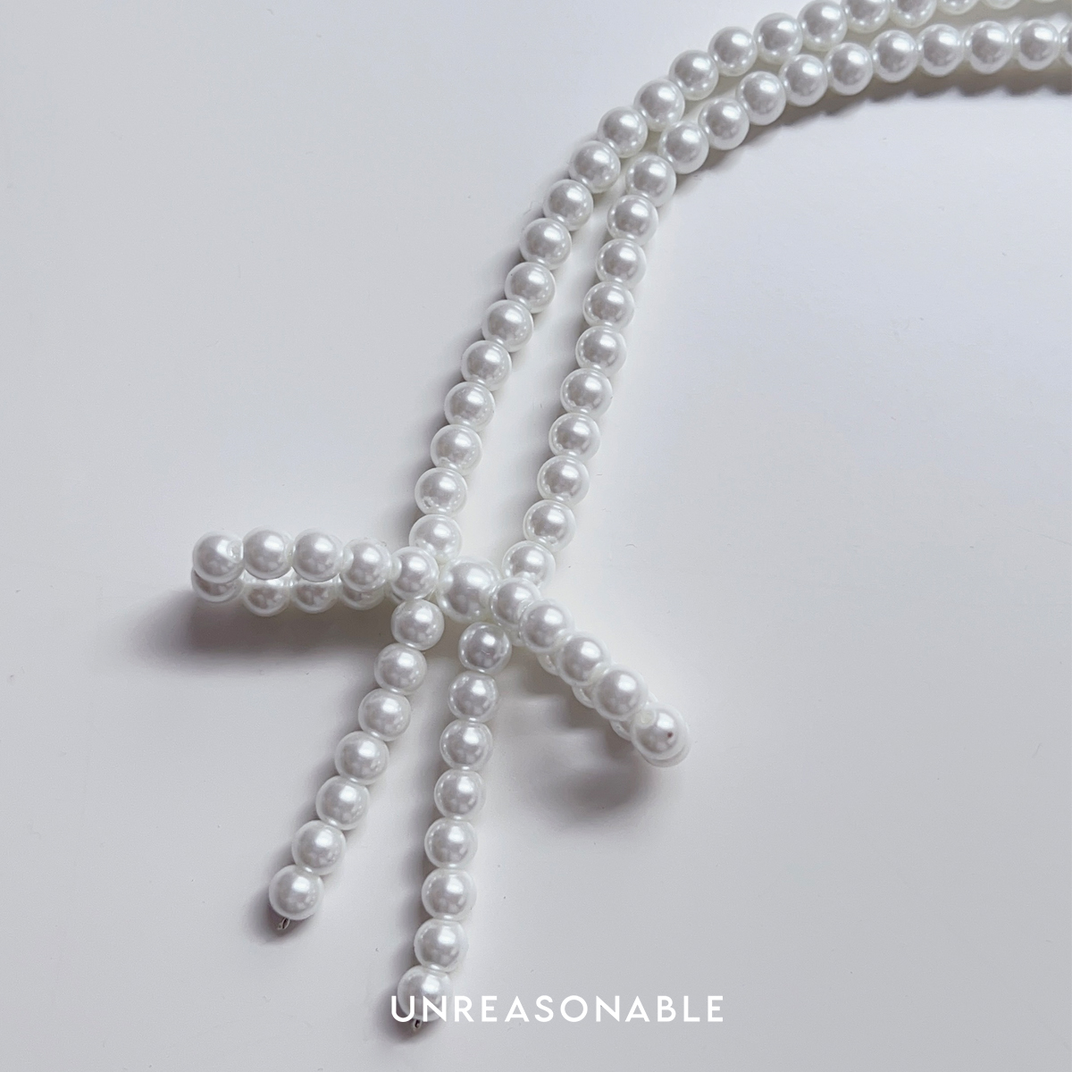 สร้อยคอมุกแก้ว Glass Pearl Necklace with Bow Pendant UA0938-01 Unreasonable Accessories