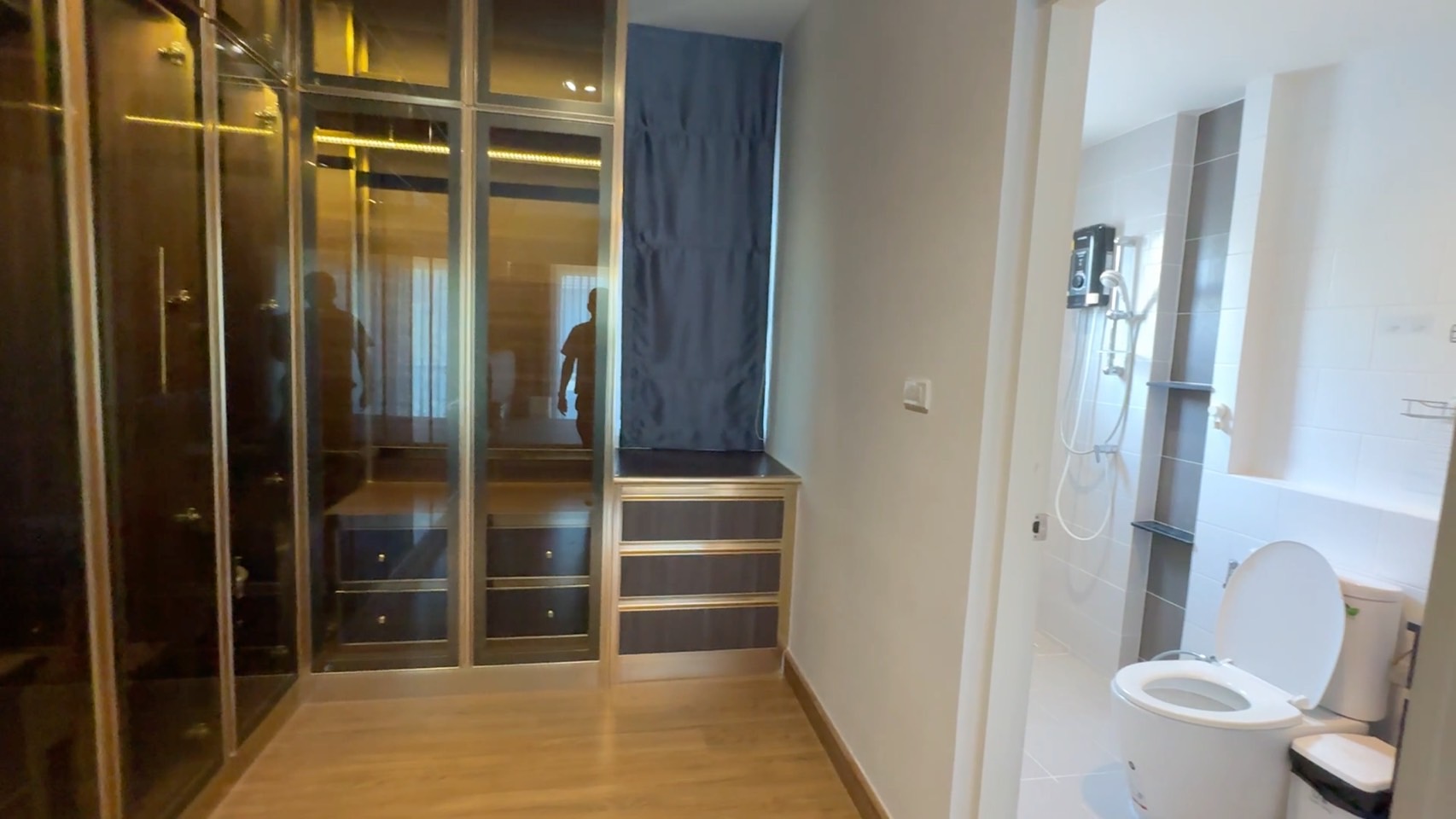 ขาย บ้านเดี่ยว 2 ชั้น พื้นที่ 55.8 ตร.ว. Centro bangna Wongwaen (หมู่บ้านเซนโทร บางนา-วงแหวน) ทำเลศักยภาพ: ตั้งอยู่ในซอยเฉลิมพระเกียรติ 30 เชื่อมต่อถนนศรีนครินทร์ บางนา และวงแหวนกาญจนาฯ ใกล้ทางด่วนบูรพาวิถี สะดวกในการเดินทางทั้งเข้าเมืองและออกนอกเมือง