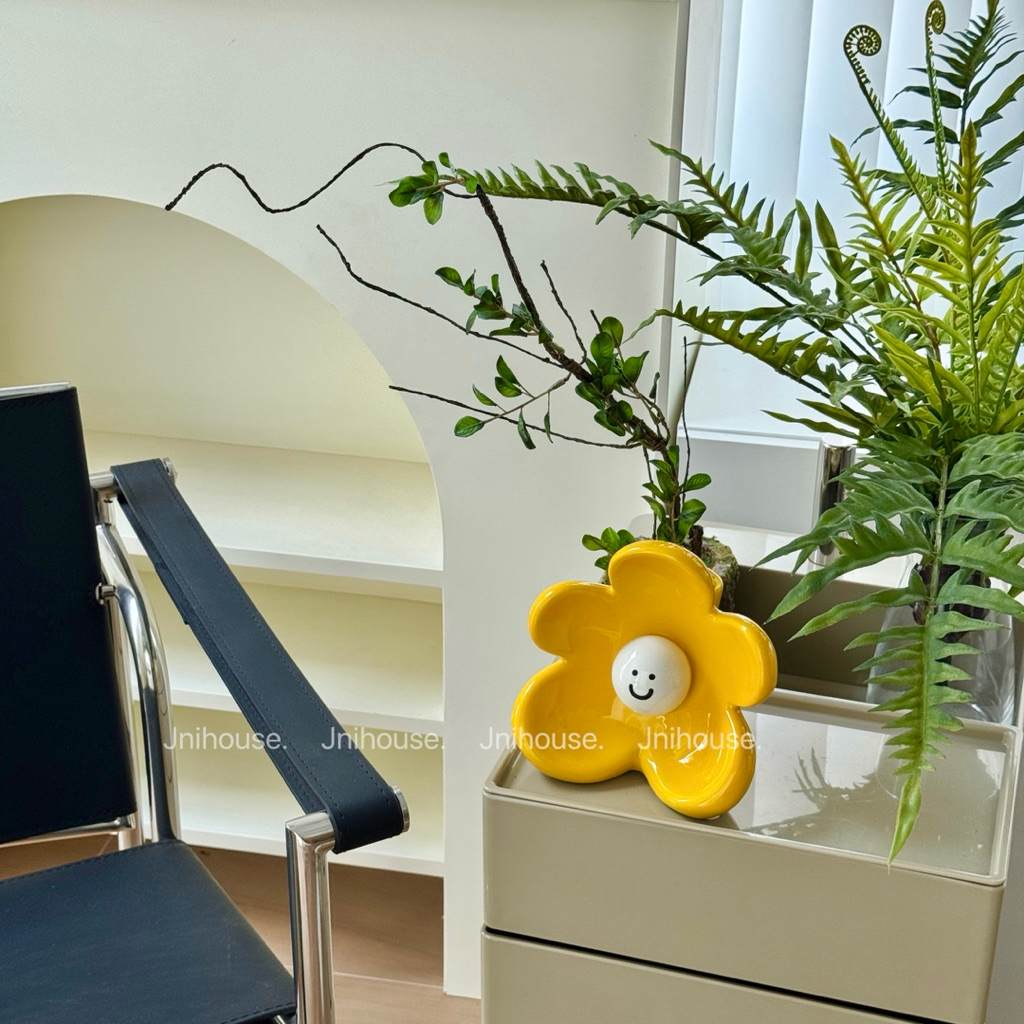 [พร้อมส่ง] Jnihouse : แจกันเซรามิกดอกไม้เหลือง (Smiley Blossom Vase) ไม่รวมดอกไม้