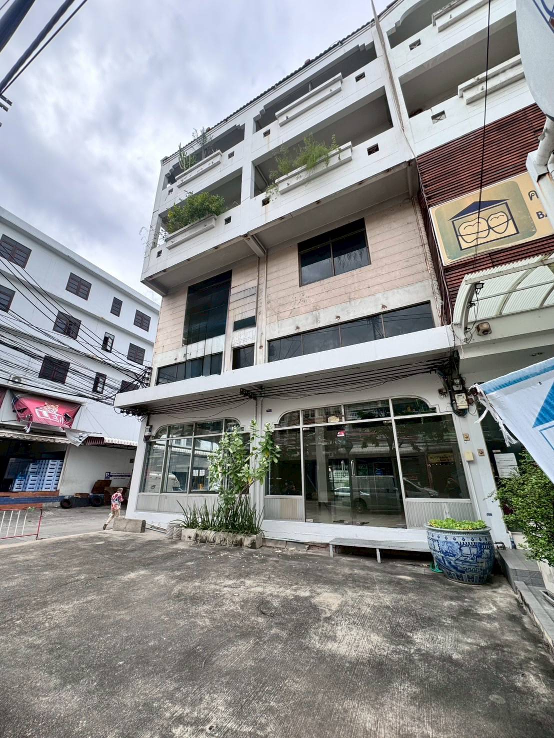 ให้เช่าอาคารพาณิชย์หลังมุม 2 คูหา 4 ชั้น ถนนอุดมสุข ทำเลดี (N.1865)