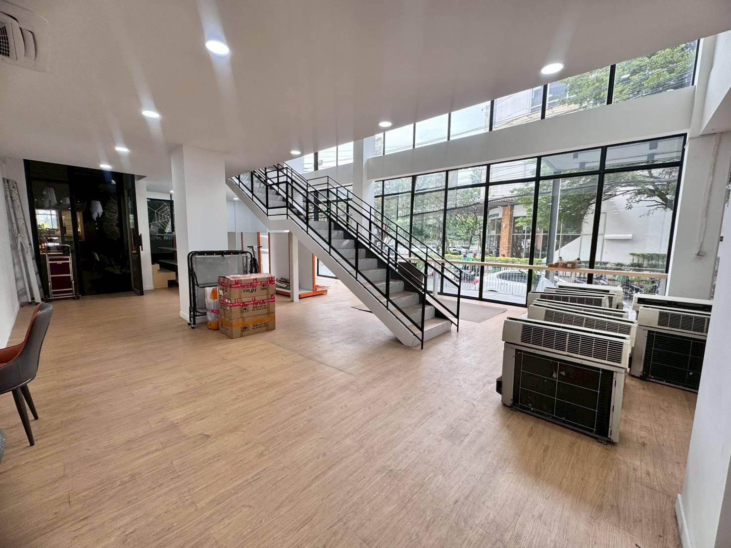 ให้เช่าพื้นที่ ชั้น 1 และชั้นลอย ทำเลเอกมัย ใกล้ BTS เอกมัย (N.1222)