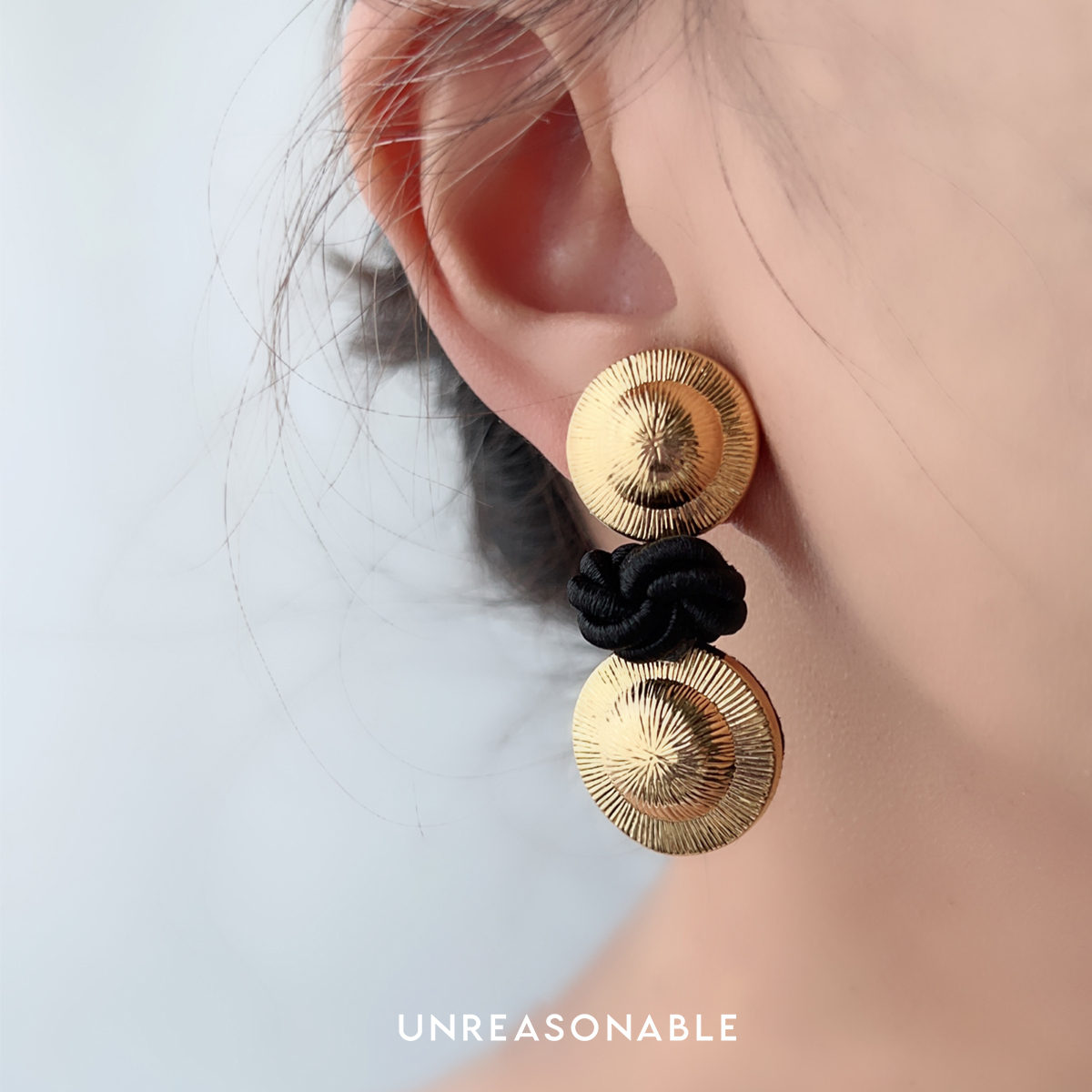 ต่างหูสีทอง พร้อมเชือกสีดำ ต่างหูคลิป ต่างหูก้านเงินแท้ น้ำหนักเบา UA0946-01 Unreasonable Accessories