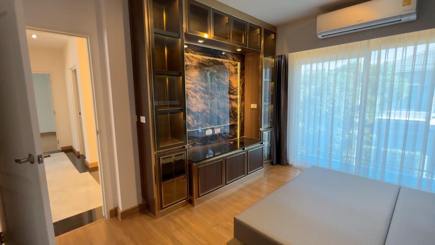 ขาย บ้านเดี่ยว 2 ชั้น พื้นที่ 55.8 ตร.ว. Centro bangna Wongwaen (หมู่บ้านเซนโทร บางนา-วงแหวน) ทำเลศักยภาพ: ตั้งอยู่ในซอยเฉลิมพระเกียรติ 30 เชื่อมต่อถนนศรีนครินทร์ บางนา และวงแหวนกาญจนาฯ ใกล้ทางด่วนบูรพาวิถี สะดวกในการเดินทางทั้งเข้าเมืองและออกนอกเมือง