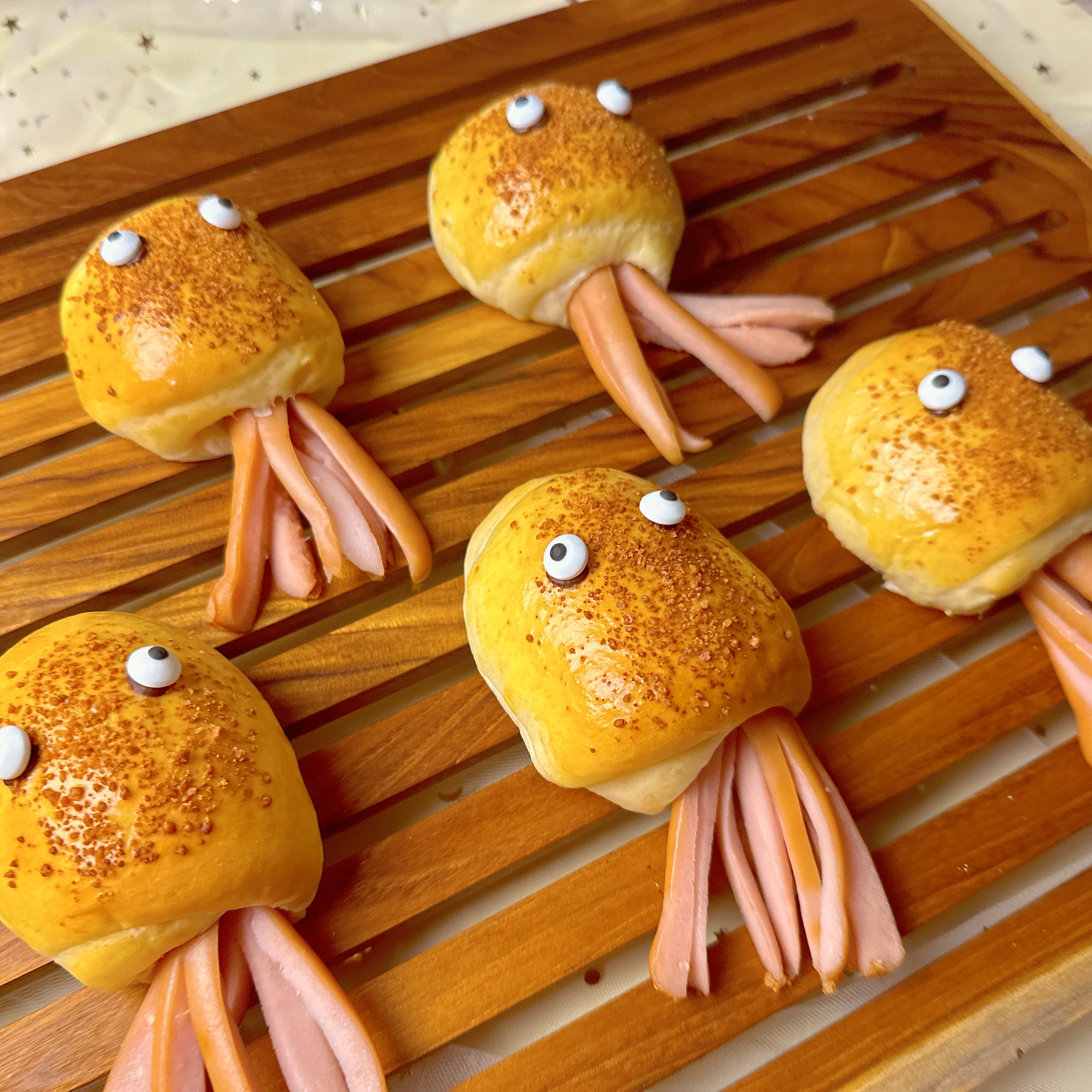 ขนมปังรูปปลาหมึกไส้ไส้กรอกโรยพาเมซานชีส หอมอร่อยถูกใจเด็กๆ