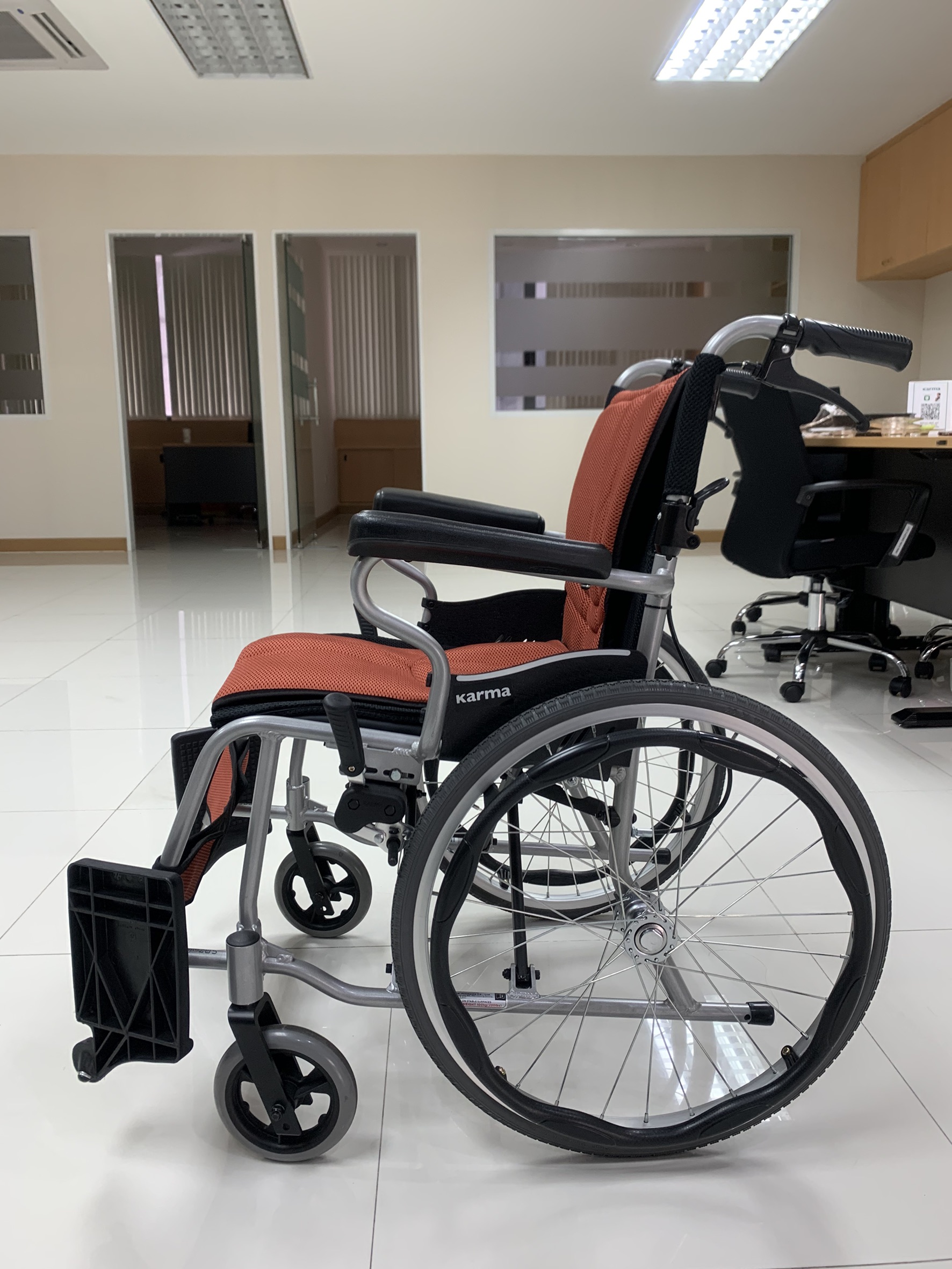 รถเข็นวีลแชร์น้ำหนักเบา อลูมินัมอัลลอยด์คาร์ม่า รุ่น S-Ergo 205 F20 (WheelChair Karma S-Ergo 205 F20) พกพาสะดวก กะทัดรัด พับได้ ล้อหลังใหญ่