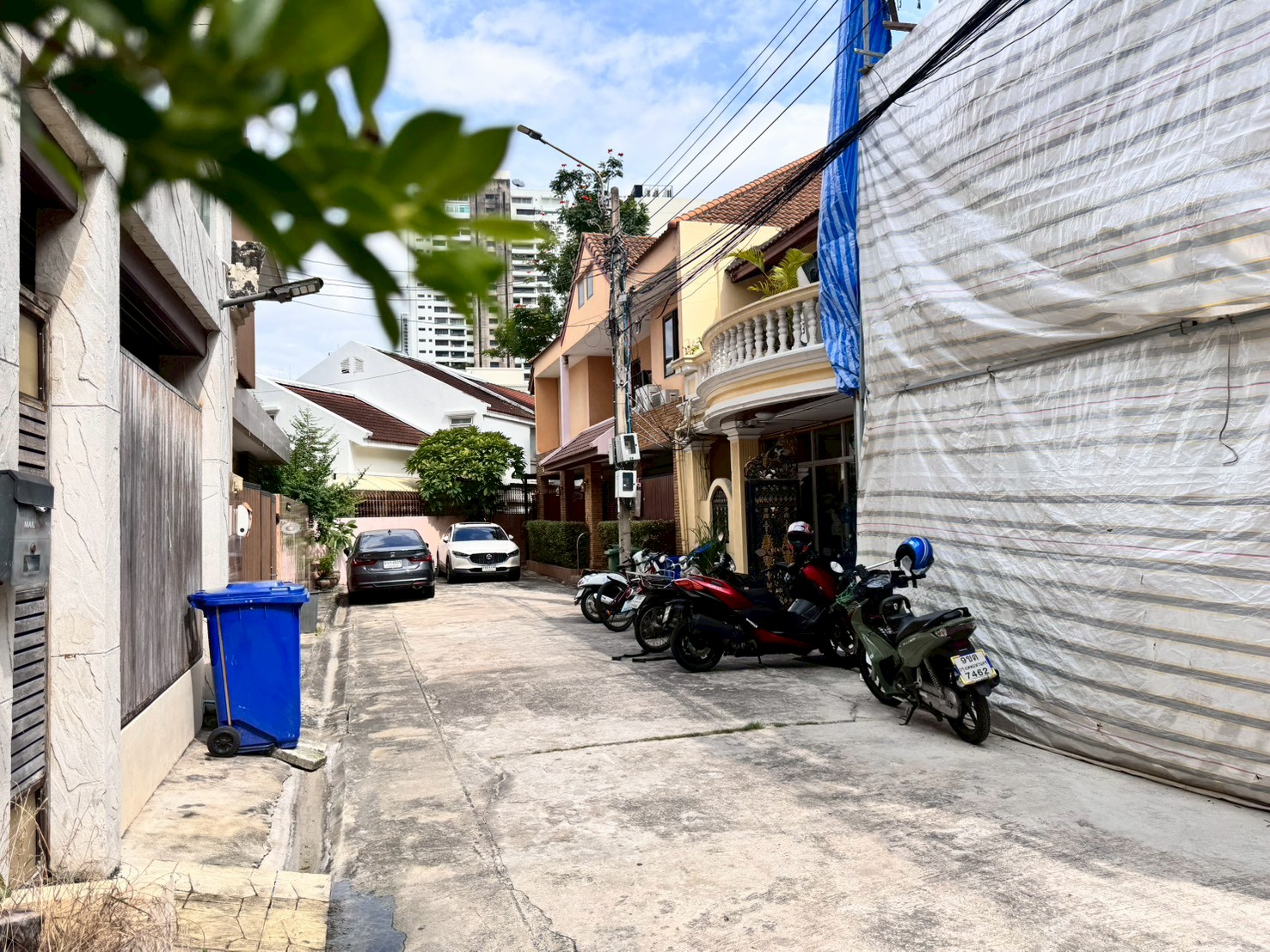 ขายทาวน์เฮ้าส์ 2 ชั้น ใกล้สมิติเวช ซอยสุขุมวิท 49/1 ทำเลดีเดินทางสะดวก (N.1872)