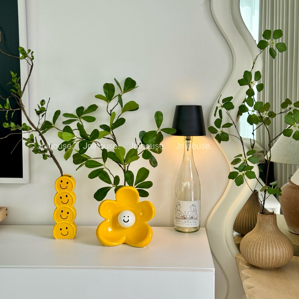 [พร้อมส่ง] Jnihouse : แจกันเซรามิกดอกไม้เหลือง (Smiley Blossom Vase) ไม่รวมดอกไม้