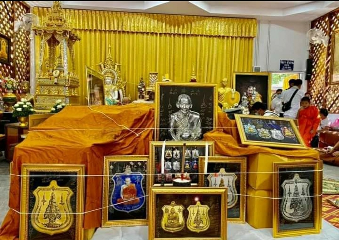 เหรียญรุ่นศิลาทอง พันล้าน เนื้อทองแดงผิวไฟหน้ากากฝาบาตร หลวงปู่มหาศิลา สิริจันโท