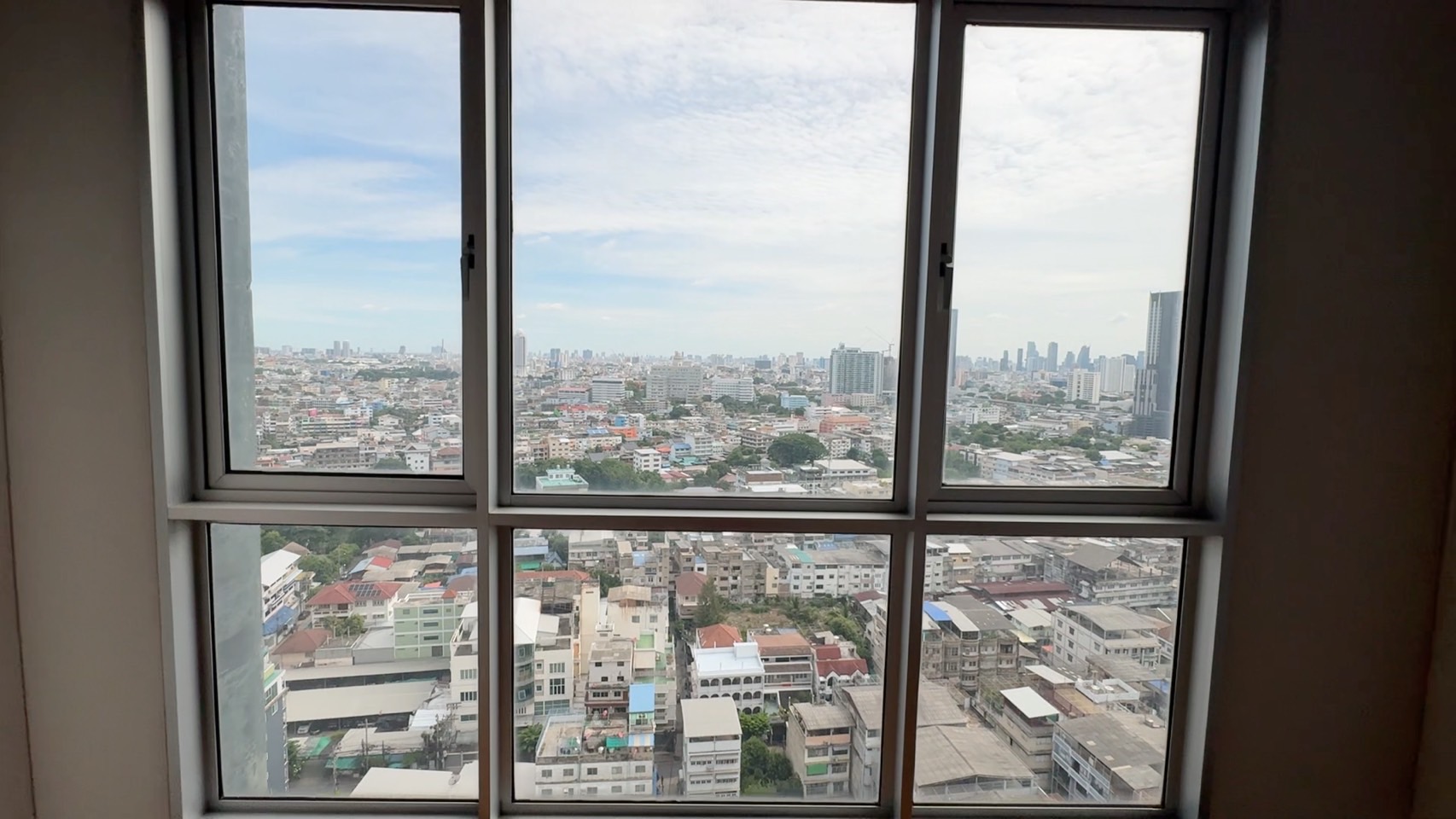 ขาย Hive Sathorn (ไฮฬ์ สาทร คอนโด) ชั้น 23 ขนาดห้อง 70 ตร.ม. บนทำเลติด BTS สถานีกรุงธนบุรี ซึ่งปัจจุบันเป็นจุดเปลี่ยนรถไฟฟ้าสายสีทอง