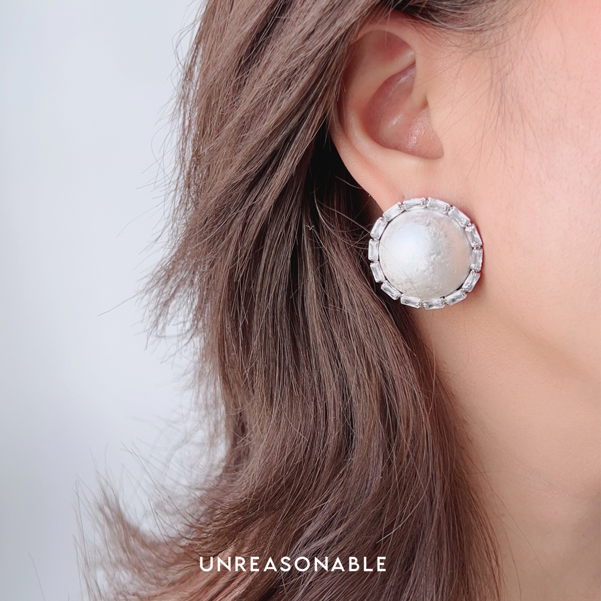 ต่างหู สีมุก Big Pearl Stud Earrings ต่างหูคลิป ต่างหูก้านเงินแท้ UA0987-01 Unreasonable Accessories