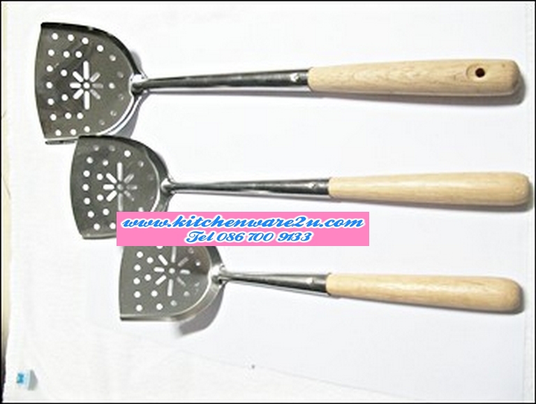 P08351 ตะหลิวเจาะรู 3 นิ้ว ด้ามไม้สั้น TP-056 ราคาส่งต่อ 50 โหล: 600 อัน: เฉลี่ย 8 บ/อัน (ขายส่งยกมัด ยกลัง)