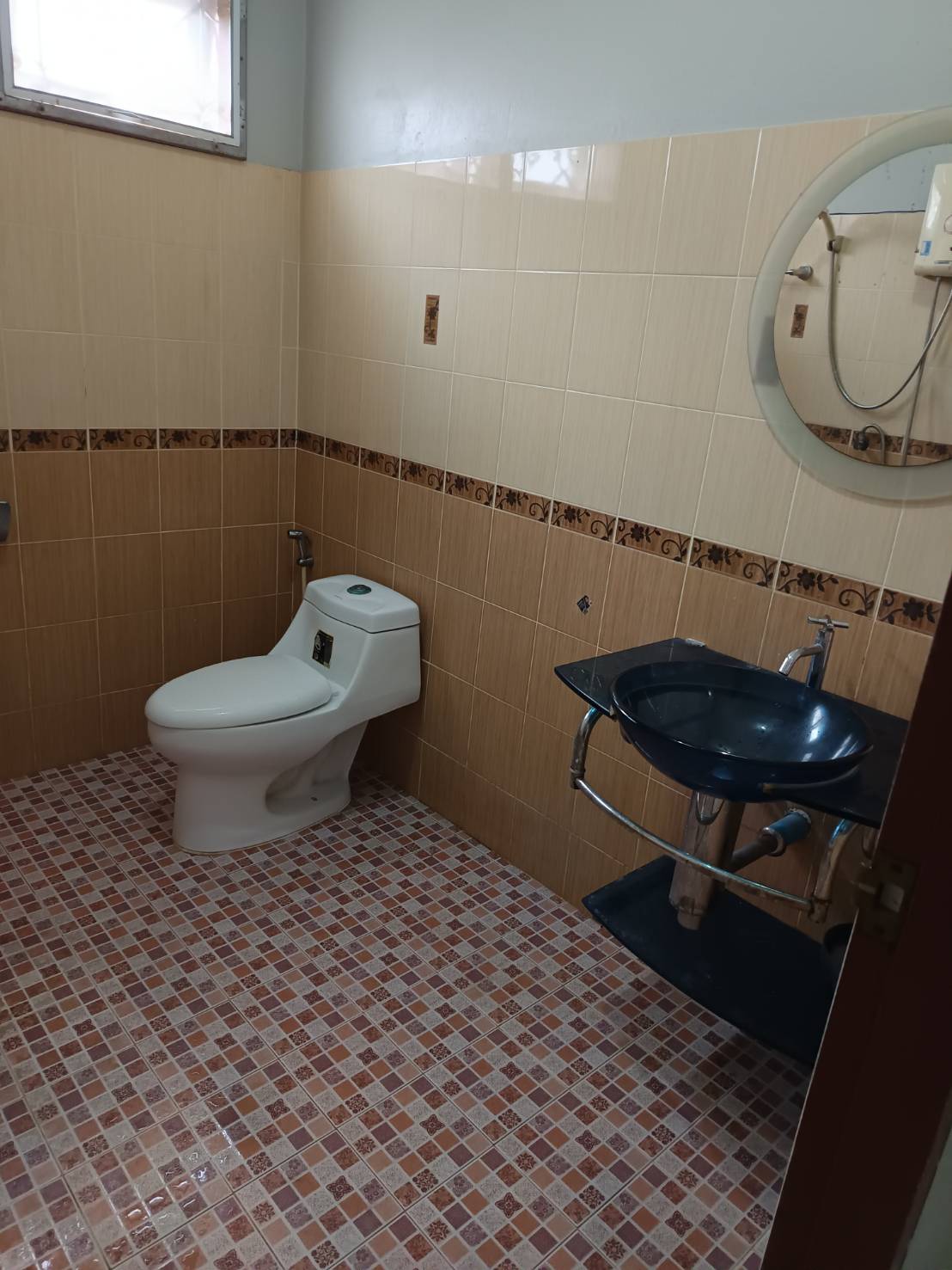 ขายบ้านเดี่ยว พฤกษาแลนด์ หนองชาก บ้านบึง ชลบุรี ราคาดีที่สุดในย่านนี้! เพียง 2.99 ล้านบาท บนพื้นที่กว้างขวางถึง 93.4 ตร.ว. ขนาด 2 ห้องนอน 2 ห้องน้ำ พร้อมห้องครัว ห้องทานข้าว และห้องรับแขก แถมเฟอร์นิเจอร์และแอร์ 2 เครื่อง จอดรถสบายๆ ได้ถึง 7 คัน! (ในบ้าน 4