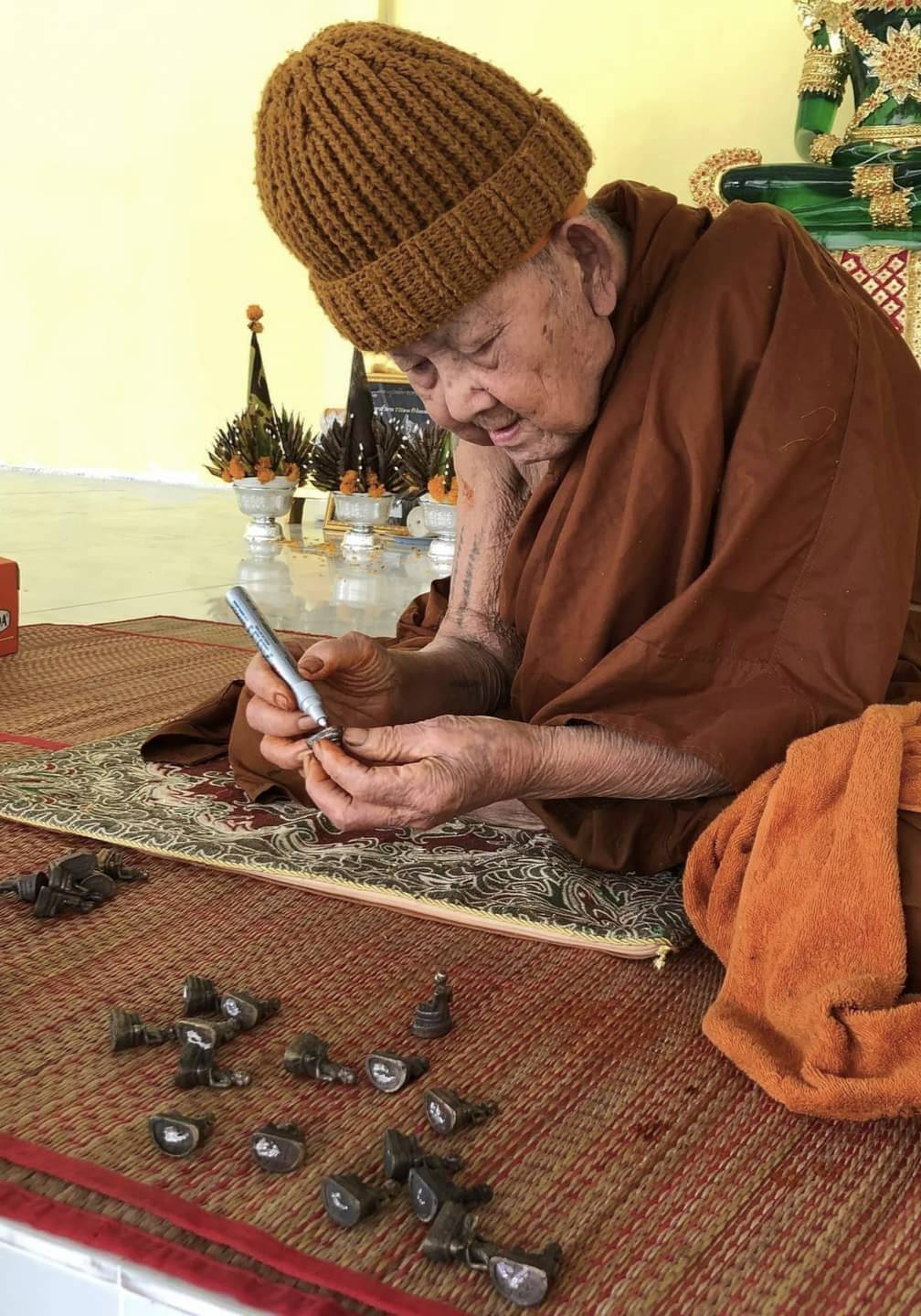 พระมหากัสสปะ เนื้อเงิน เลข2. อุดมวลสารใต้ฐาน ตะกรุด 3ดอก ▪สร้างน้อย120องค์ ❇หลวงปูสิงห์โต จิตฺตธมฺโม❇