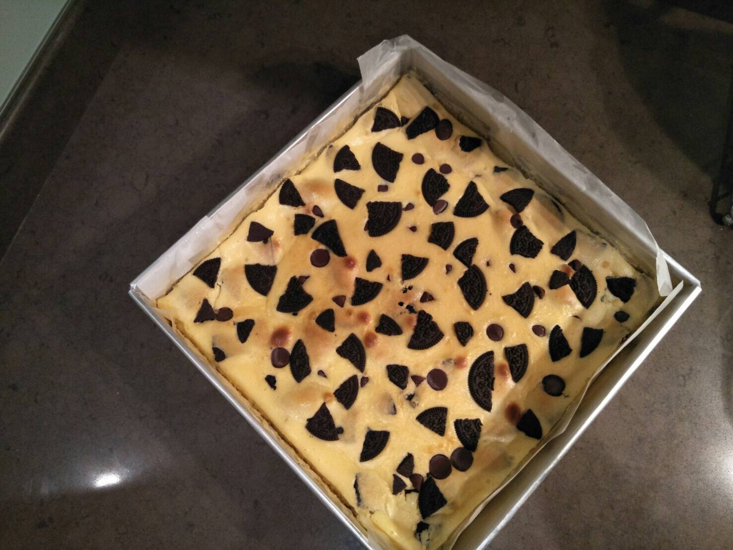 โอริโอ้ชีสเค้ก ฐานทำด้วยโอริโอ้บด ด้านบนตกแต่งด้วยขีสเค้กและโอริโอ้ อร่อยเข้มข้นถึงรสครีมชีส