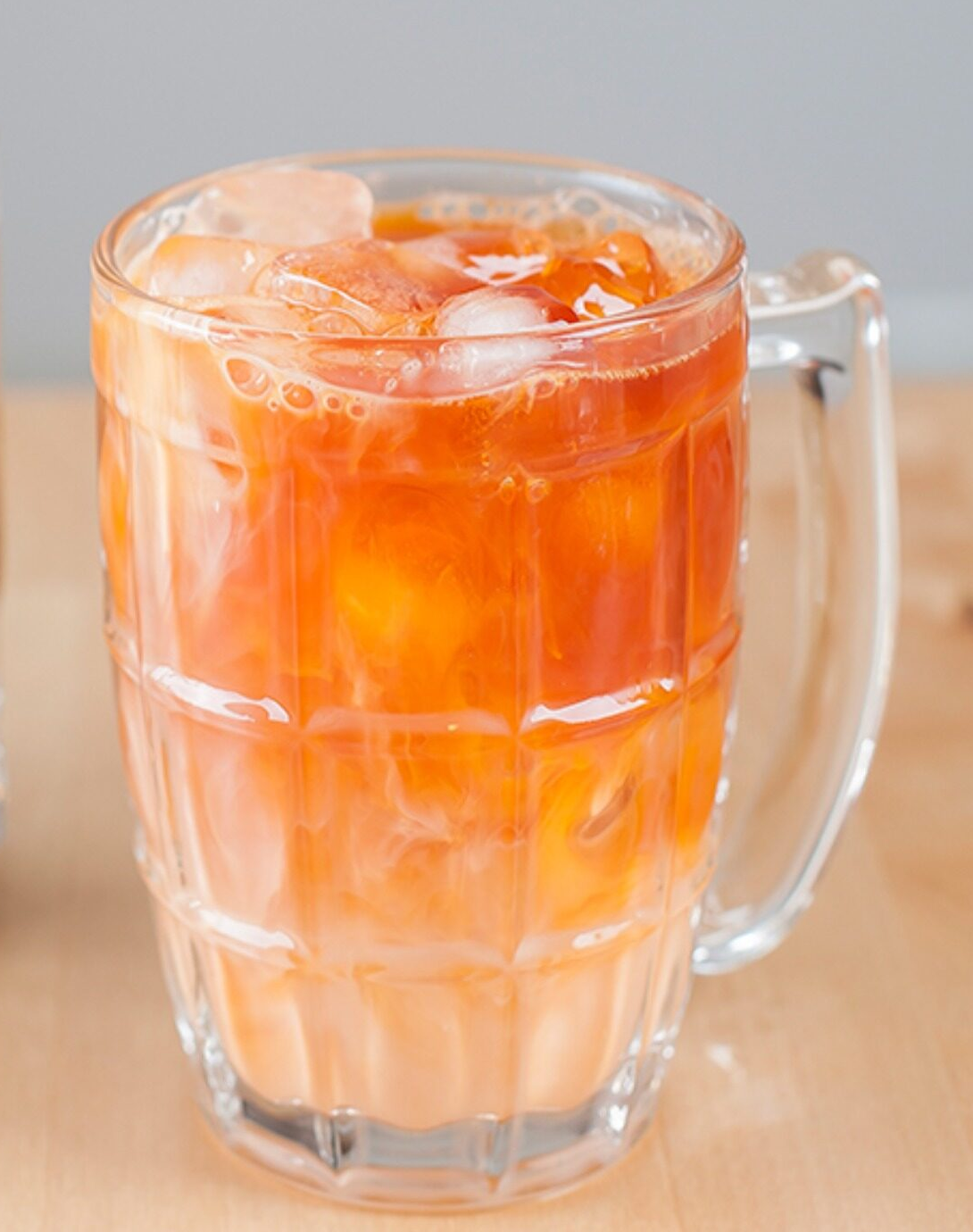 P07375 แก้วหูลายสัปปะรด (ราคาส่งต่อ 6 โหล: 72 อัน เฉลี่ย 200 บาทต่อโหล)