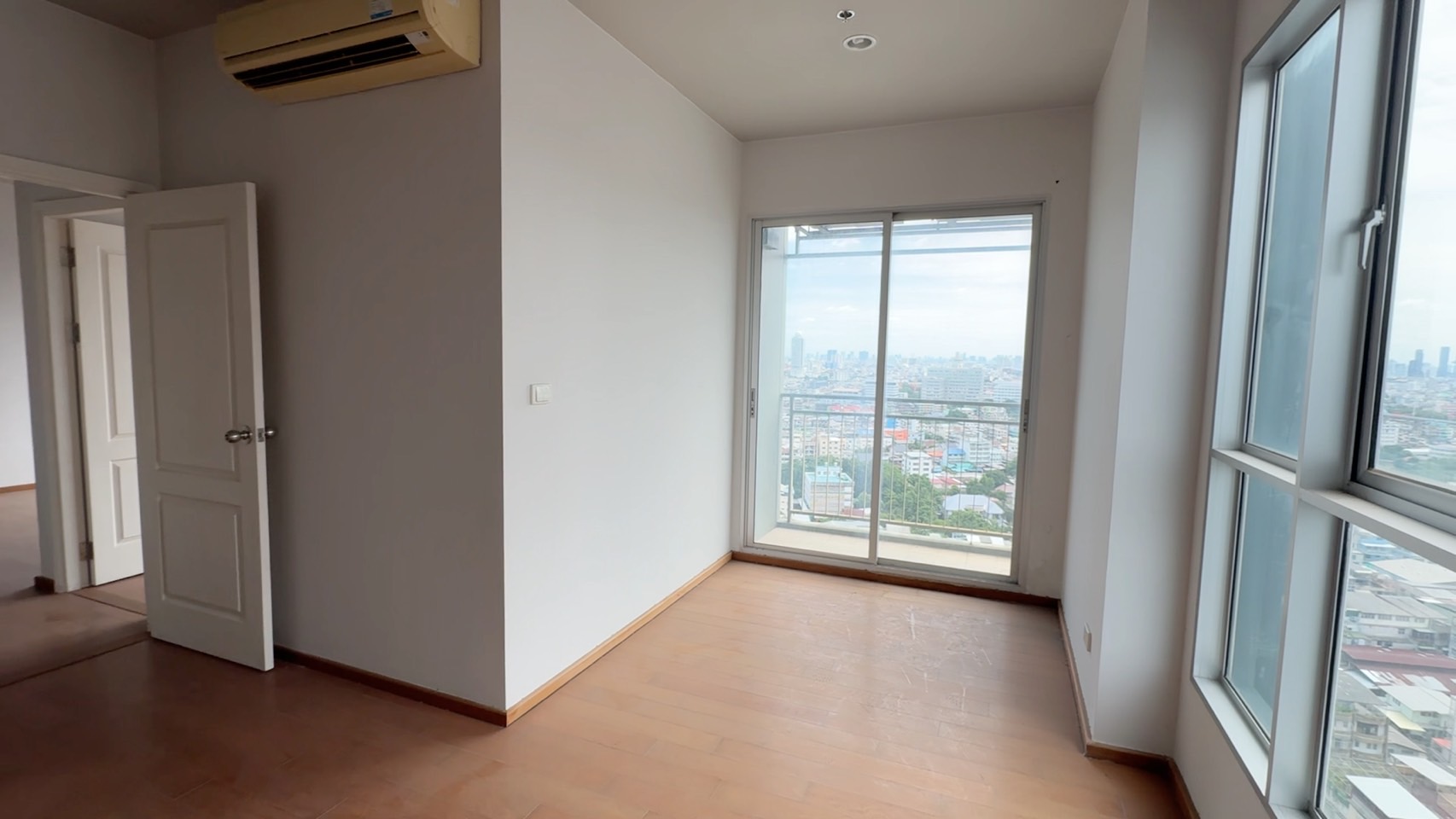 ขาย Hive Sathorn (ไฮฬ์ สาทร คอนโด) ชั้น 23 ขนาดห้อง 70 ตร.ม. บนทำเลติด BTS สถานีกรุงธนบุรี ซึ่งปัจจุบันเป็นจุดเปลี่ยนรถไฟฟ้าสายสีทอง