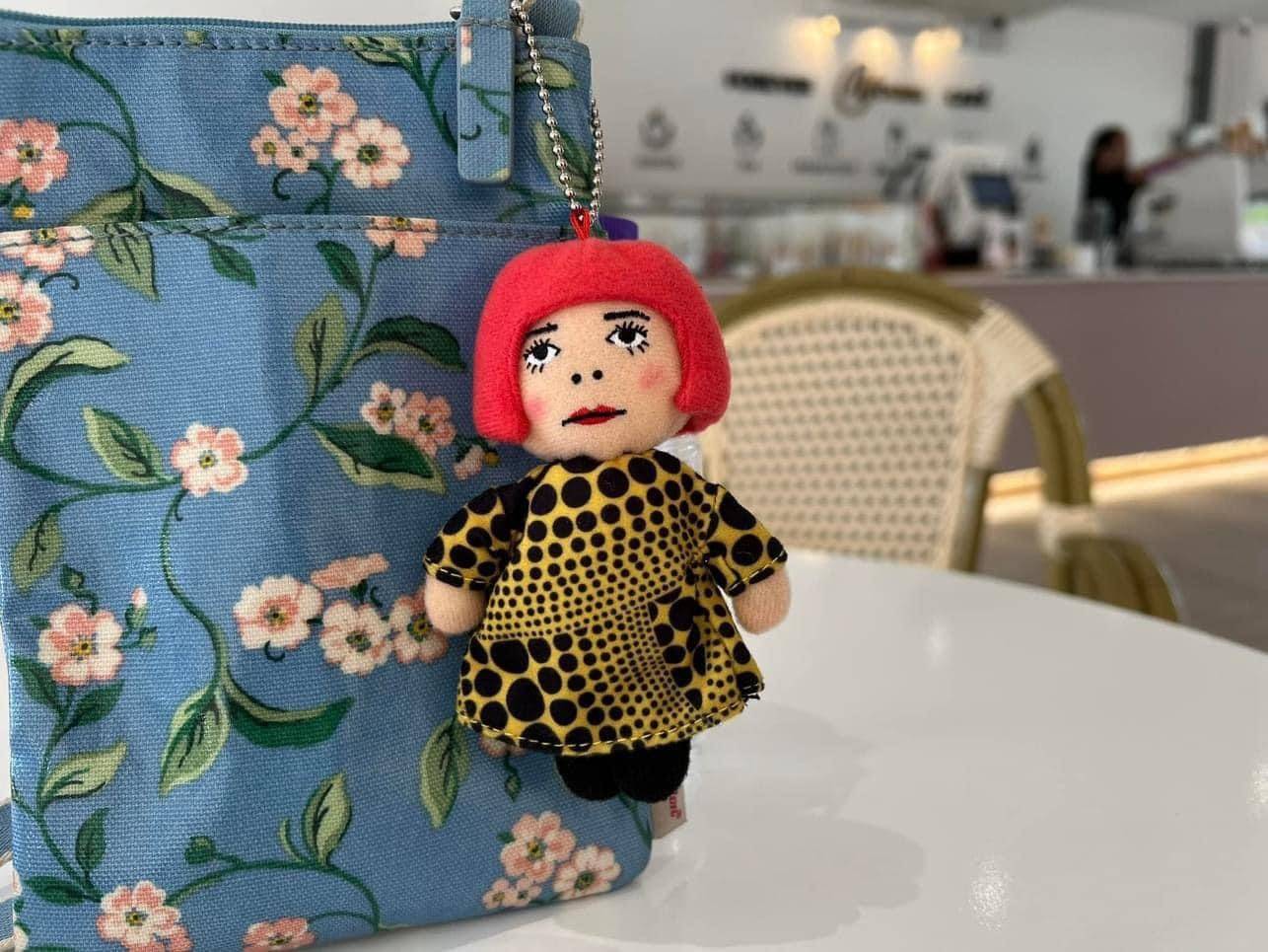 พวงกุญแจตุ๊กตาคุณย่าย้อย Yayoi Kusama คุณป้าเป็นศิลปินของ Louis Vuitton