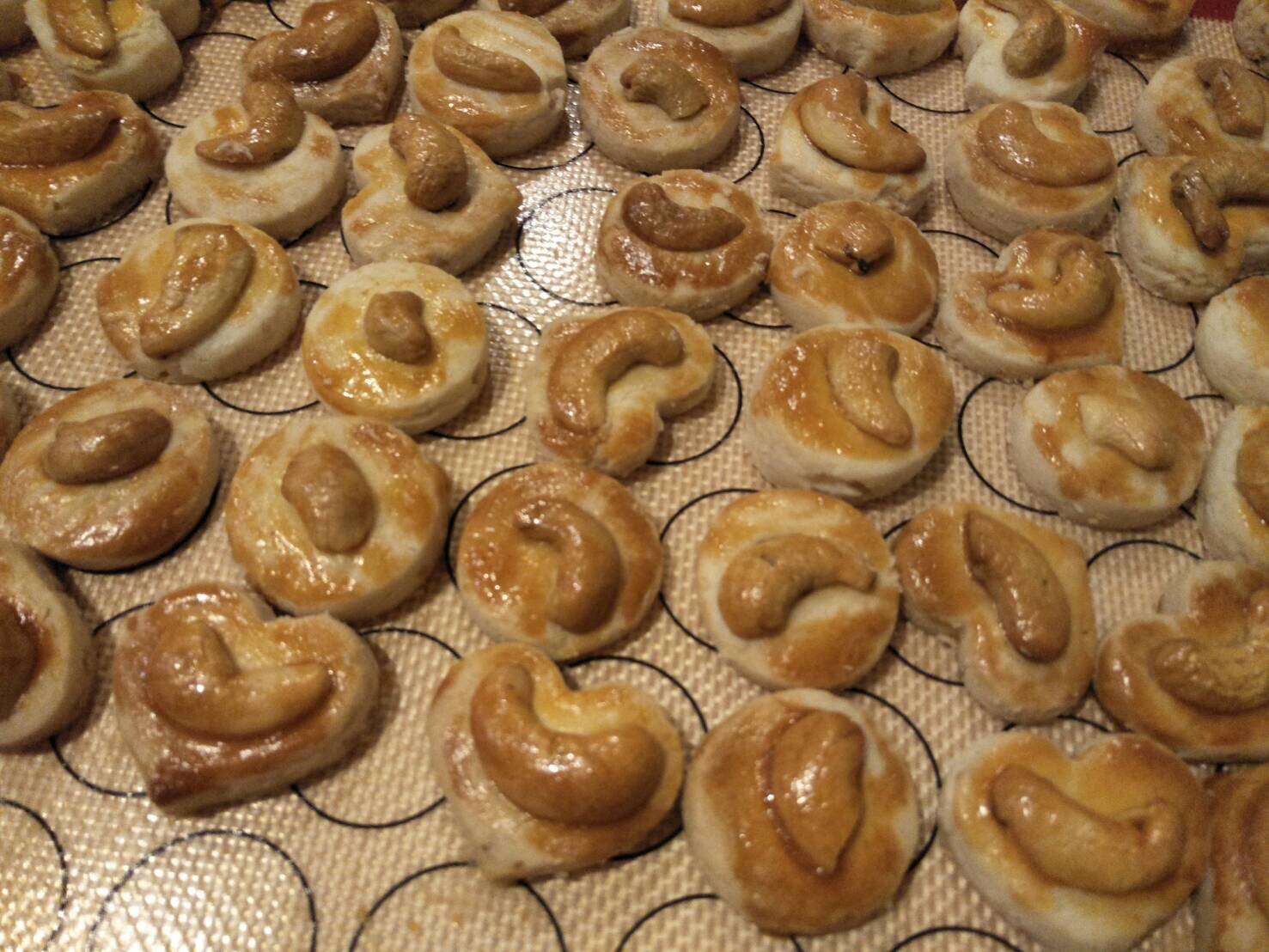 คุกกี้สิงคโปร์ตกแต่งด้วยเม็ดมะม่วง กรอบ อร่อย