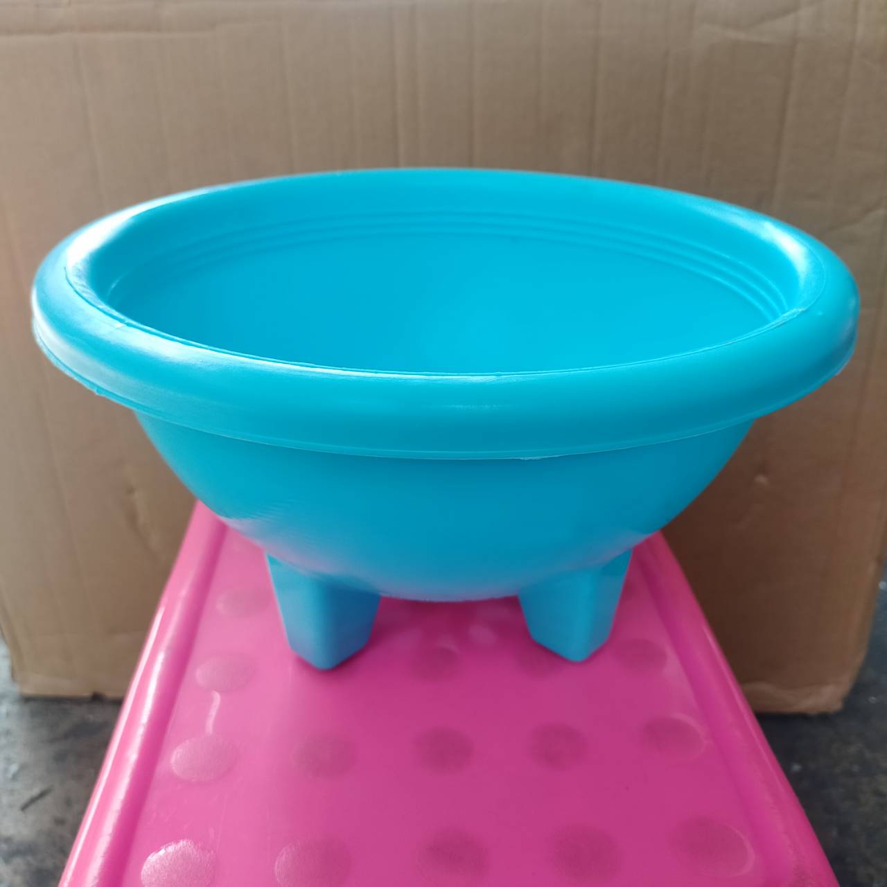 P05207 กระถางต้นไม้กลม สีขาว (27*27*13 cm) No.25 ราคาขายส่งต่อ 1 โหล : 12 ใบ