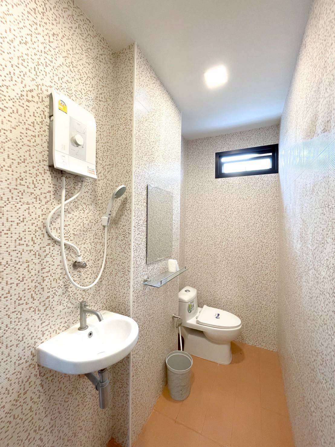 ให้เช่าทาวน์โฮม 3 ชั้น ใกล้หมู่บ้านนักกีฬาแหลมทอง บ้านรีโนเวทใหม่พร้อมอยู่ (N.1874)