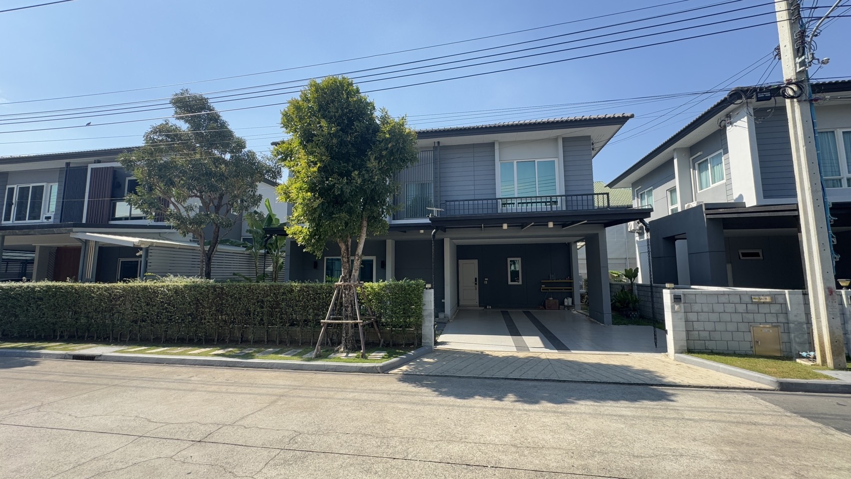 ขาย บ้านเดี่ยว 2 ชั้น พื้นที่ 55.8 ตร.ว. Centro bangna Wongwaen (หมู่บ้านเซนโทร บางนา-วงแหวน) ทำเลศักยภาพ: ตั้งอยู่ในซอยเฉลิมพระเกียรติ 30 เชื่อมต่อถนนศรีนครินทร์ บางนา และวงแหวนกาญจนาฯ ใกล้ทางด่วนบูรพาวิถี สะดวกในการเดินทางทั้งเข้าเมืองและออกนอกเมือง