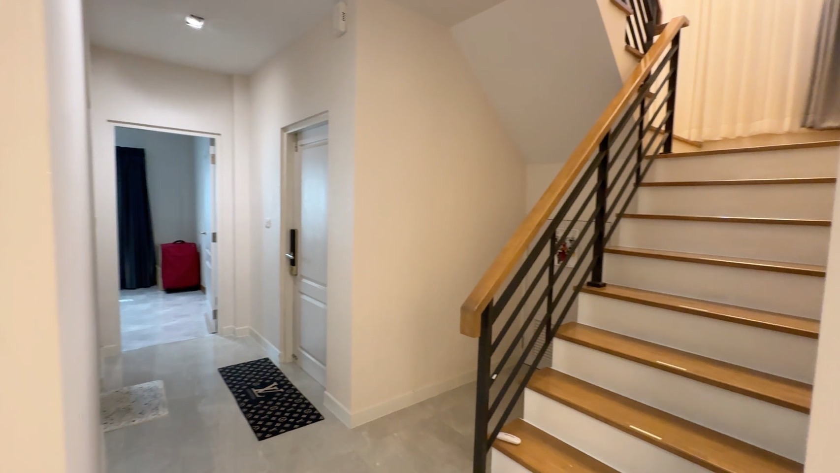 ขาย บ้านเดี่ยว 2 ชั้น พื้นที่ 55.8 ตร.ว. Centro bangna Wongwaen (หมู่บ้านเซนโทร บางนา-วงแหวน) ทำเลศักยภาพ: ตั้งอยู่ในซอยเฉลิมพระเกียรติ 30 เชื่อมต่อถนนศรีนครินทร์ บางนา และวงแหวนกาญจนาฯ ใกล้ทางด่วนบูรพาวิถี สะดวกในการเดินทางทั้งเข้าเมืองและออกนอกเมือง