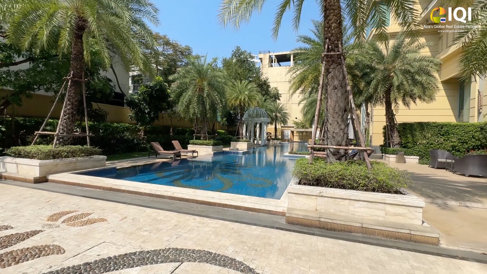 ขายด่วน! Condo Royce Private Residences คอนโดหรูใจกลางสุขุมวิท ใกล้ BTS และ MRT อโศก เพียง 950 เมตร Royce Private Residences สุขุมวิท 31 พื้นที่กว้างขวาง 176 ตร.ม. เทียบเท่าบ้านเดี่ยว บนทำเลกลาางเมือง เหมาะสำหรับครอบครัวที่ต้องการพื้นที่ใช้สอยกว้างขวาง 3