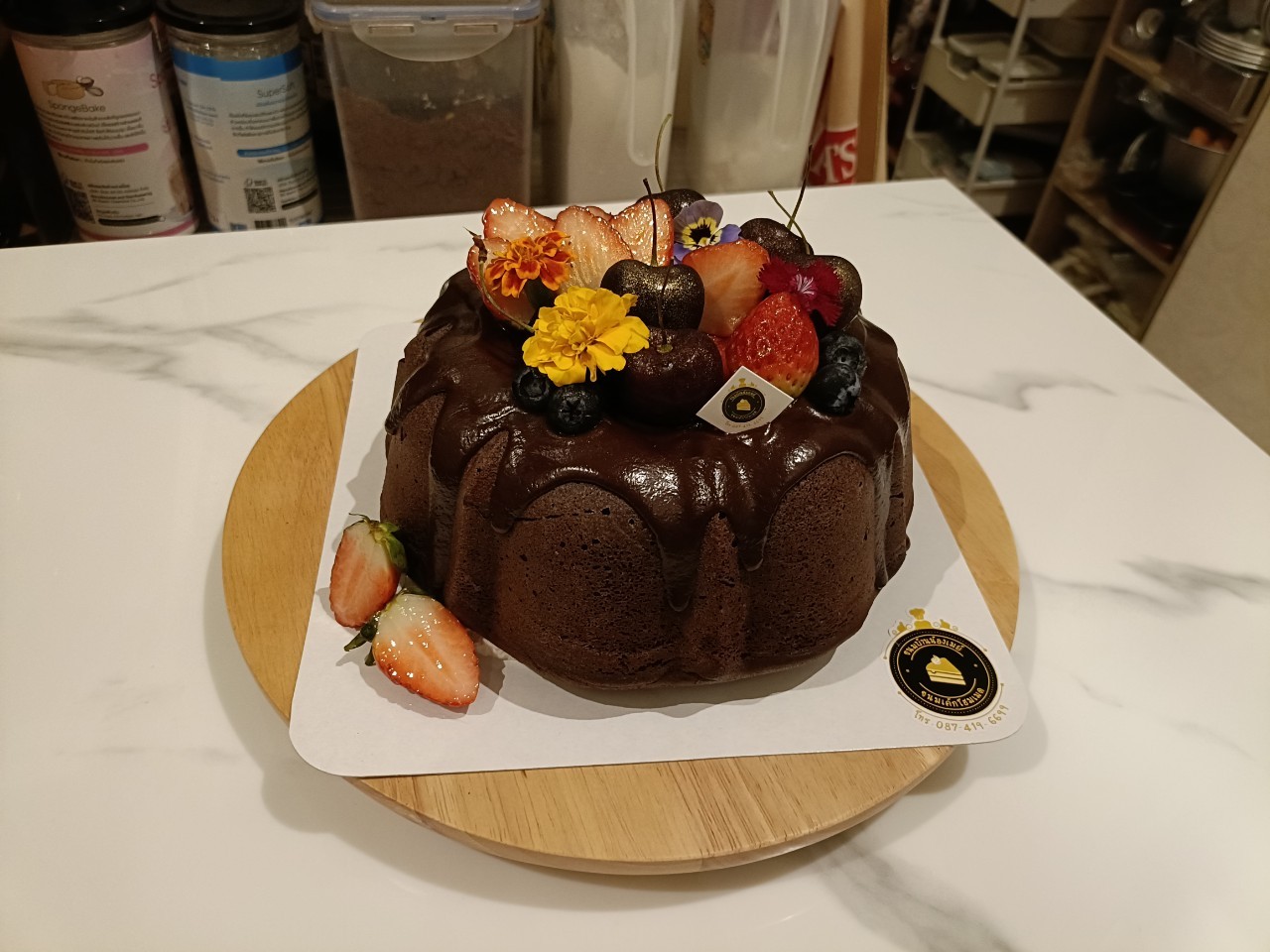 Bundt Cake ตกแต่งด้วยชอคโกแลตกานาซและผลไม้สดสวยงาม เหมาะสำหรับวันเกิดและโอกาสพิเศษ ขนาดประมาณ 2ปอนด์
