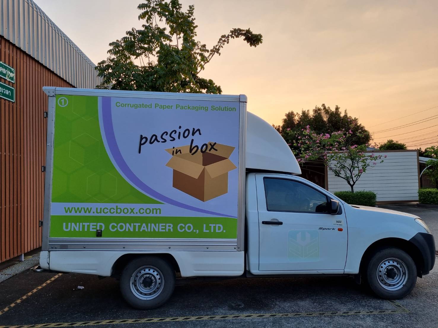 งานติดตั้งติดสติ๊กเกอร์รถกระบะตู้ทึบ สติ๊กเกอร์ทึบแสง