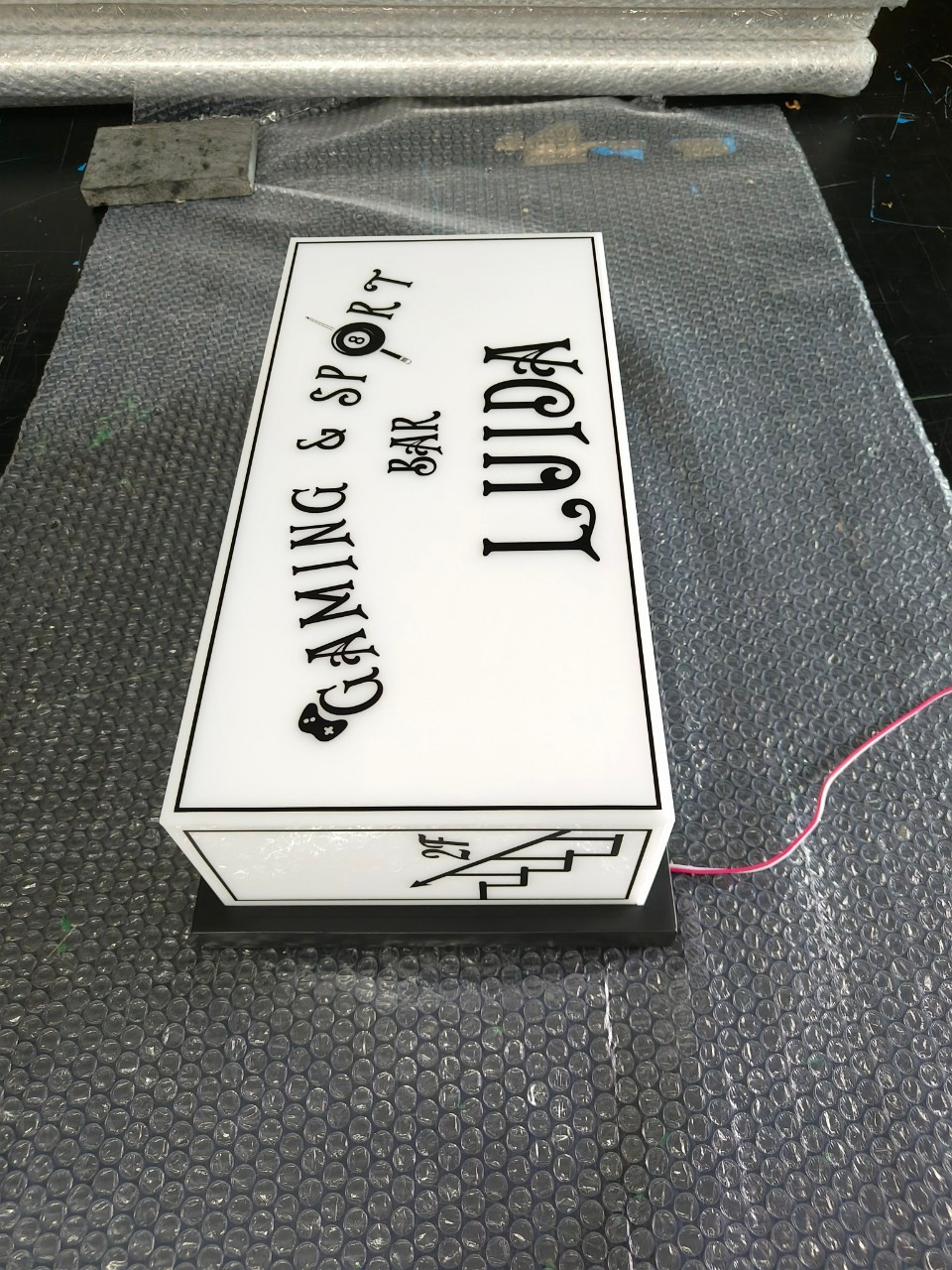 ป้ายกล่องไฟอะคริลิค ไฟออกรอบตัว Luida