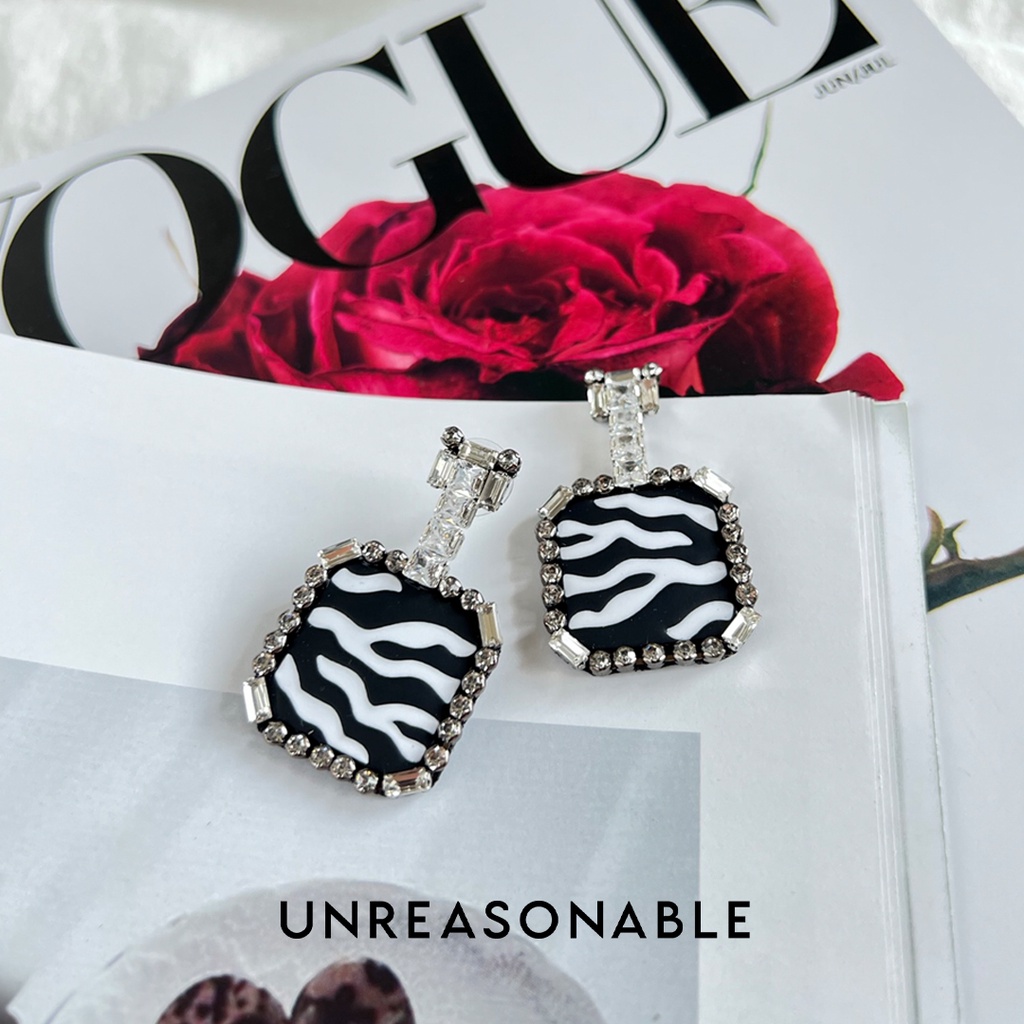 ต่างหูลายเสือ สีขาวดำ ต่างหูคลิป ต่างหูก้านเงินแท้ น้ำหนักเบา สวยใส่สบาย UA0815-01 Unreasonable Accessories