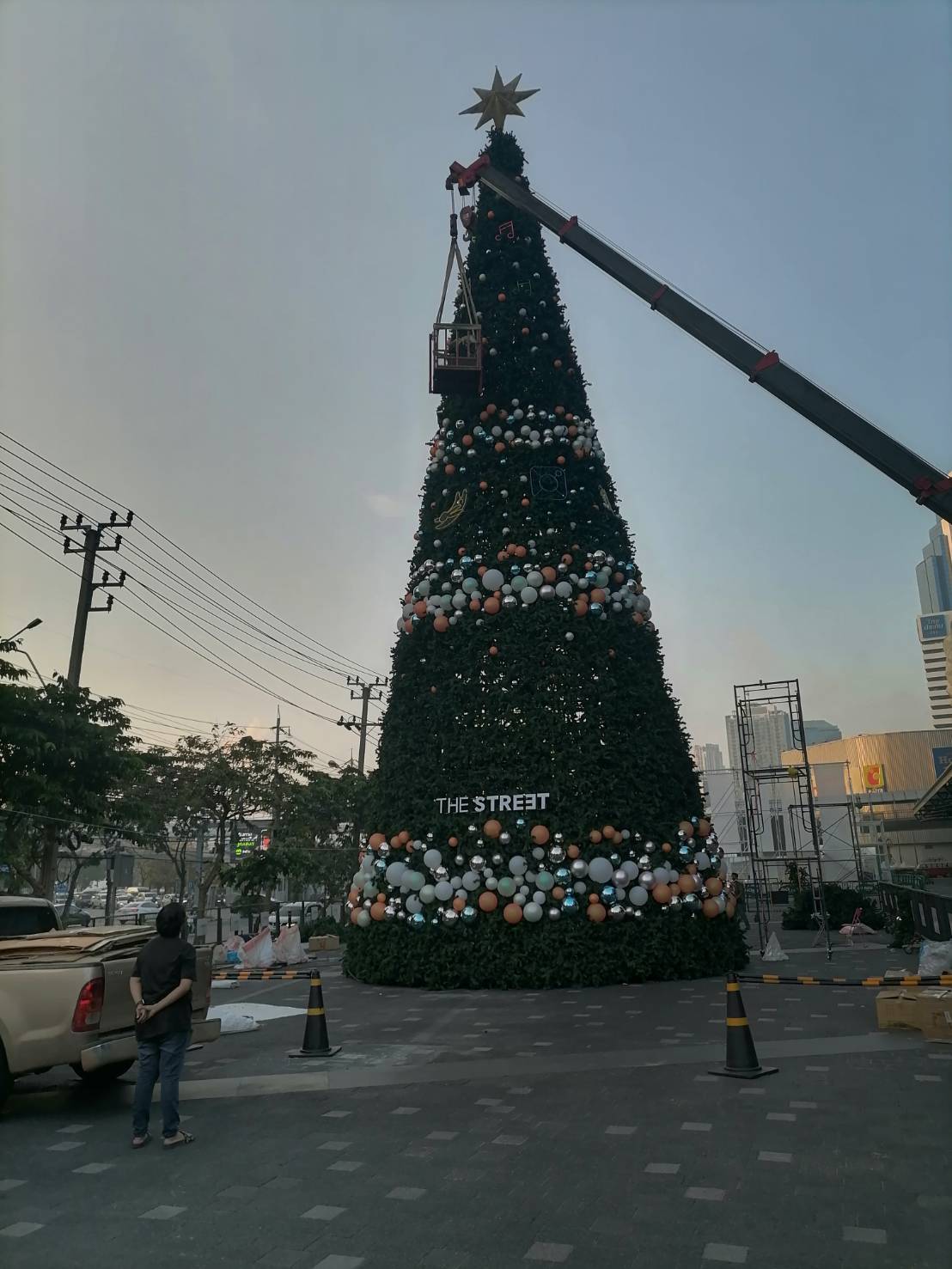 ให้เช่าต้นคริสต์มาส ขนาดใหญ่ บริการติดตั้ง ตกแต่ง ต้นคริสต์มาสยักษ์ ณ.สถานบริการ ชั้นนำ ห้างสรรพสินค้า เดอะสตรีท รัชดา